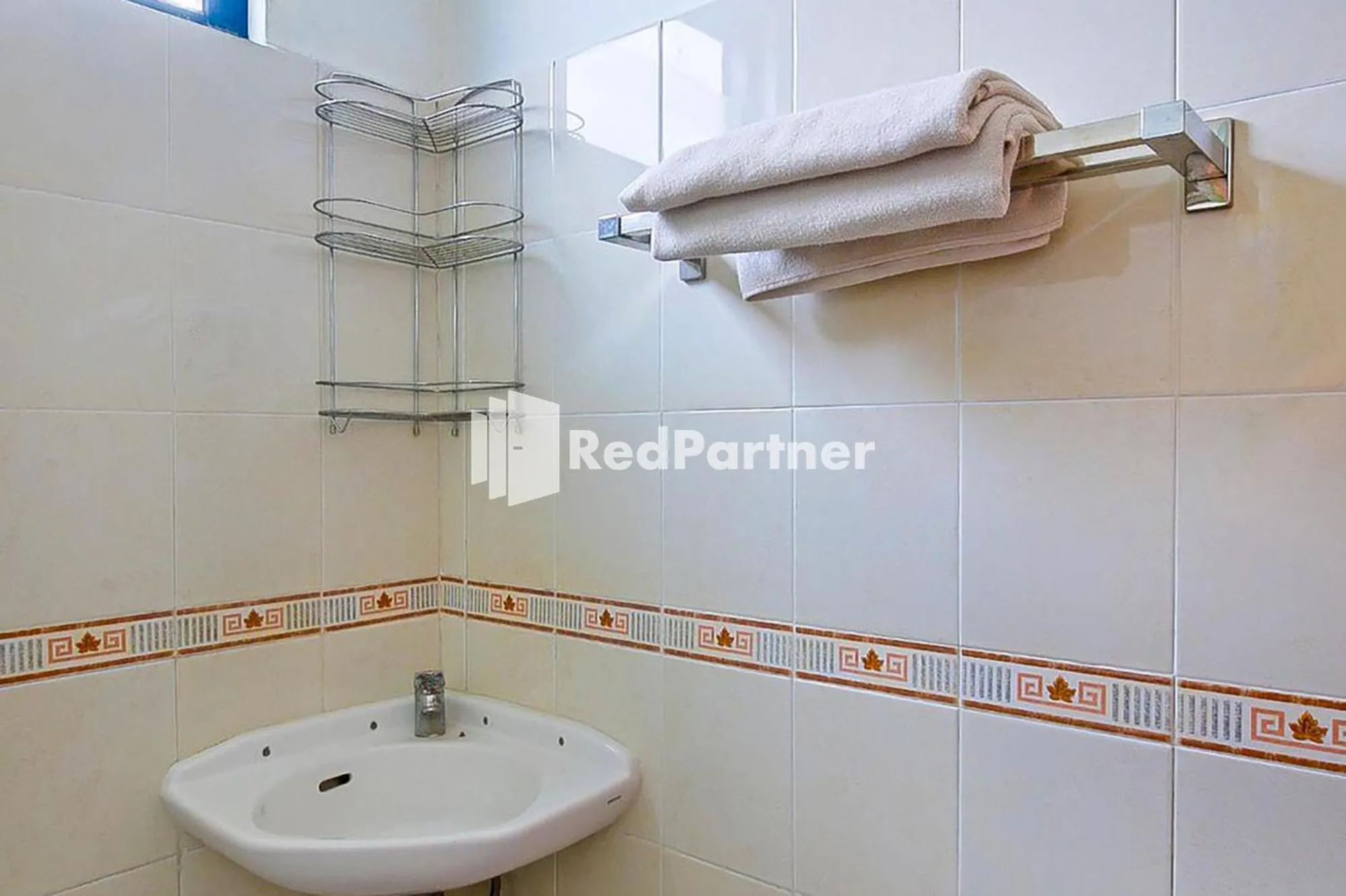 Bathroom in Carolina Transit Medan Mitra RedDoorz