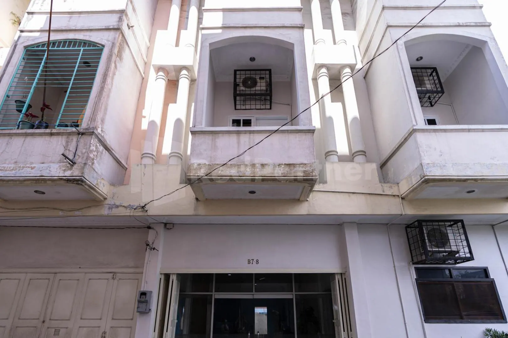 Property building in Carolina Transit Medan Mitra RedDoorz