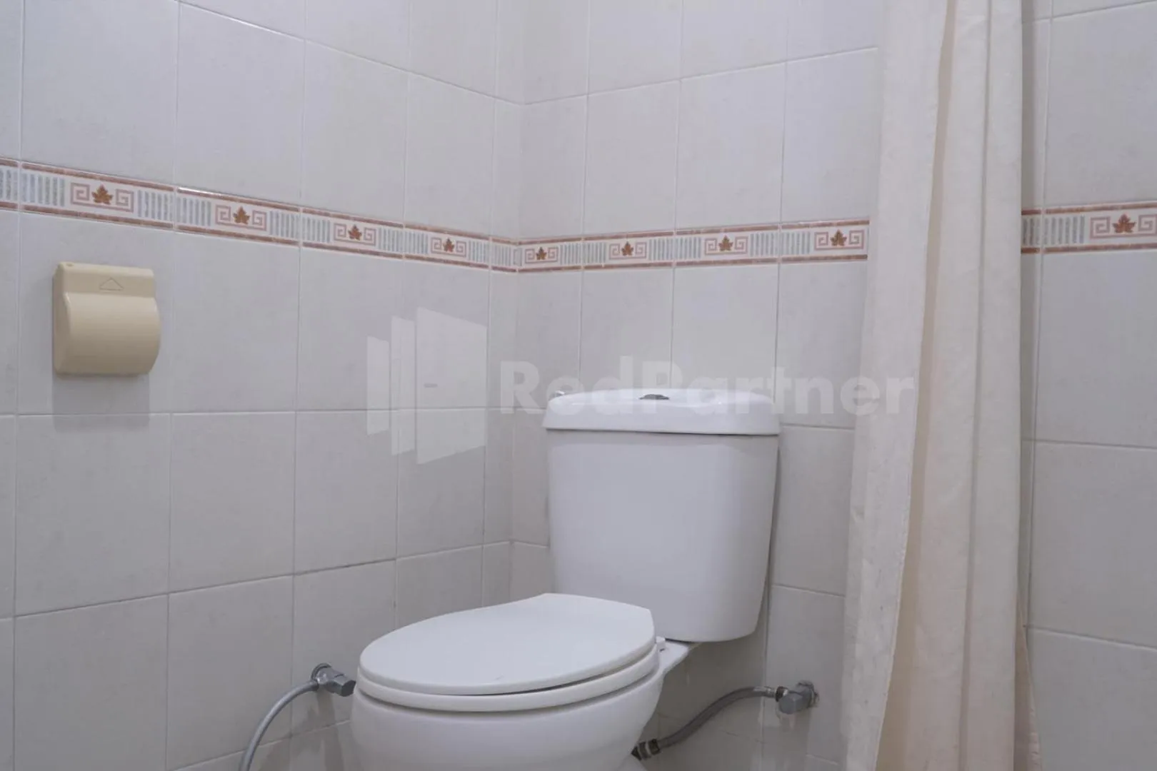 Bathroom in Carolina Transit Medan Mitra RedDoorz