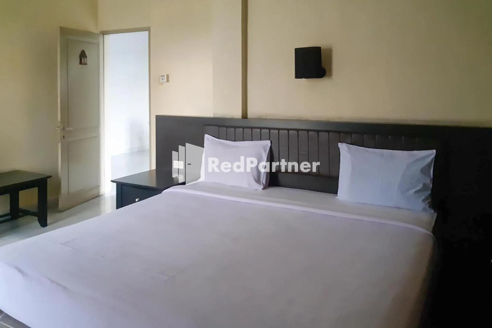 Bedroom in Carolina Transit Medan Mitra RedDoorz