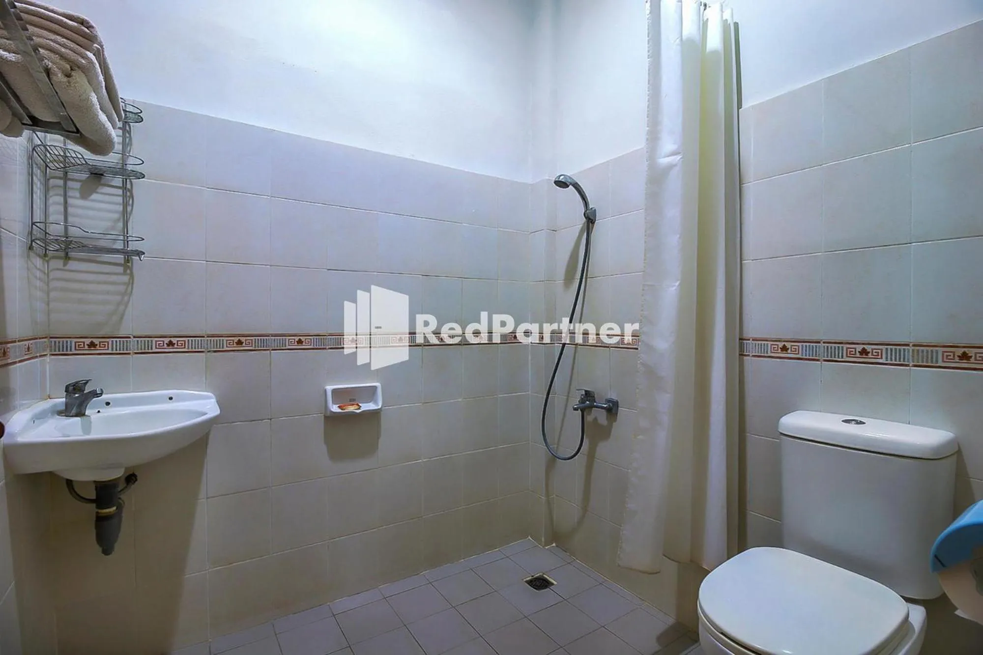 Bathroom in Carolina Transit Medan Mitra RedDoorz