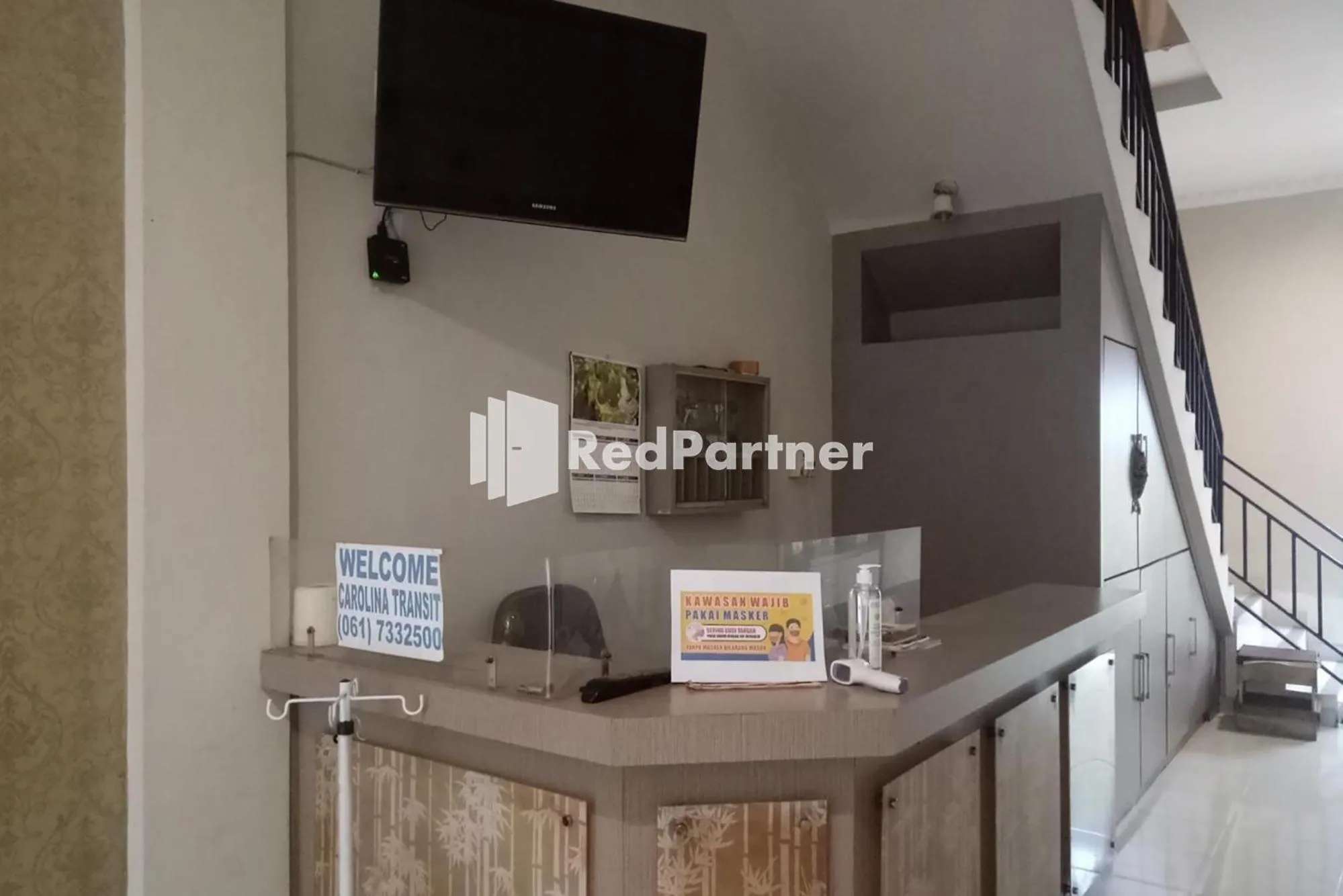 Facade/entrance in Carolina Transit Medan Mitra RedDoorz