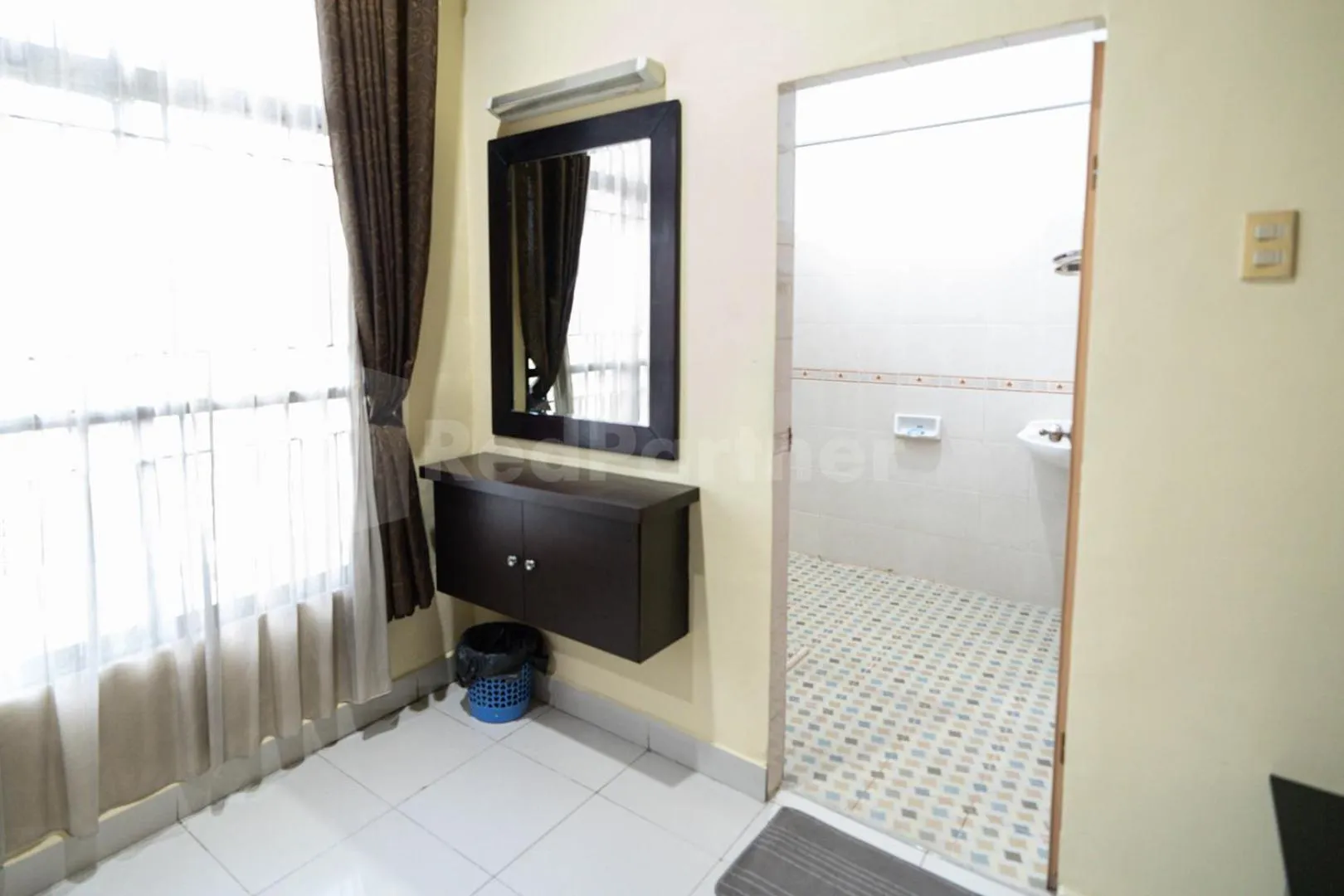 Bathroom in Carolina Transit Medan Mitra RedDoorz