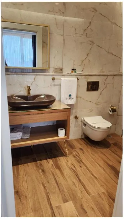 Toilet in La Flora House Hotel