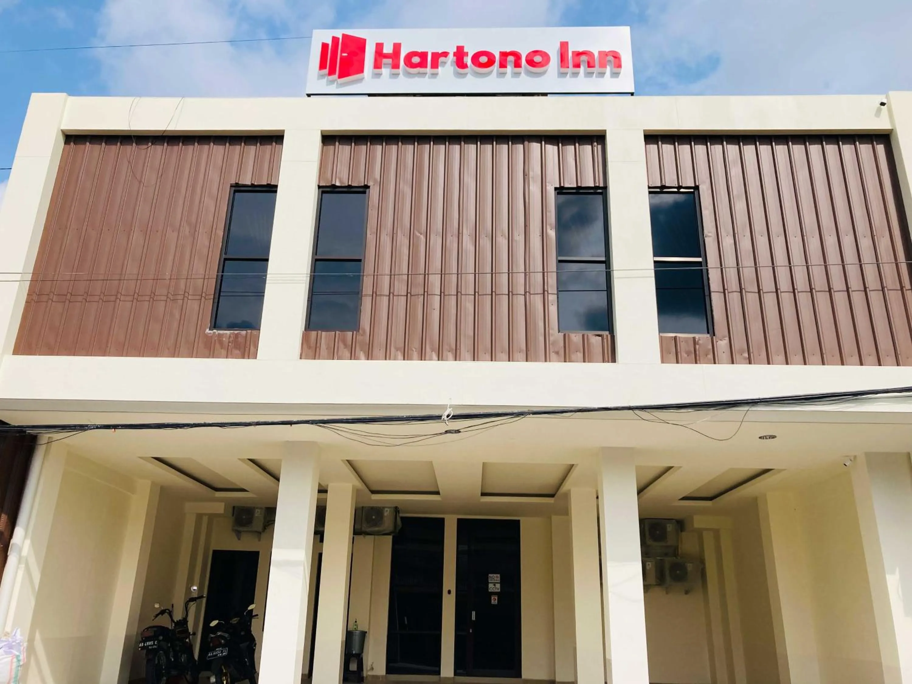 Facade/entrance in Hartono Inn Seturan Mitra RedDoorz