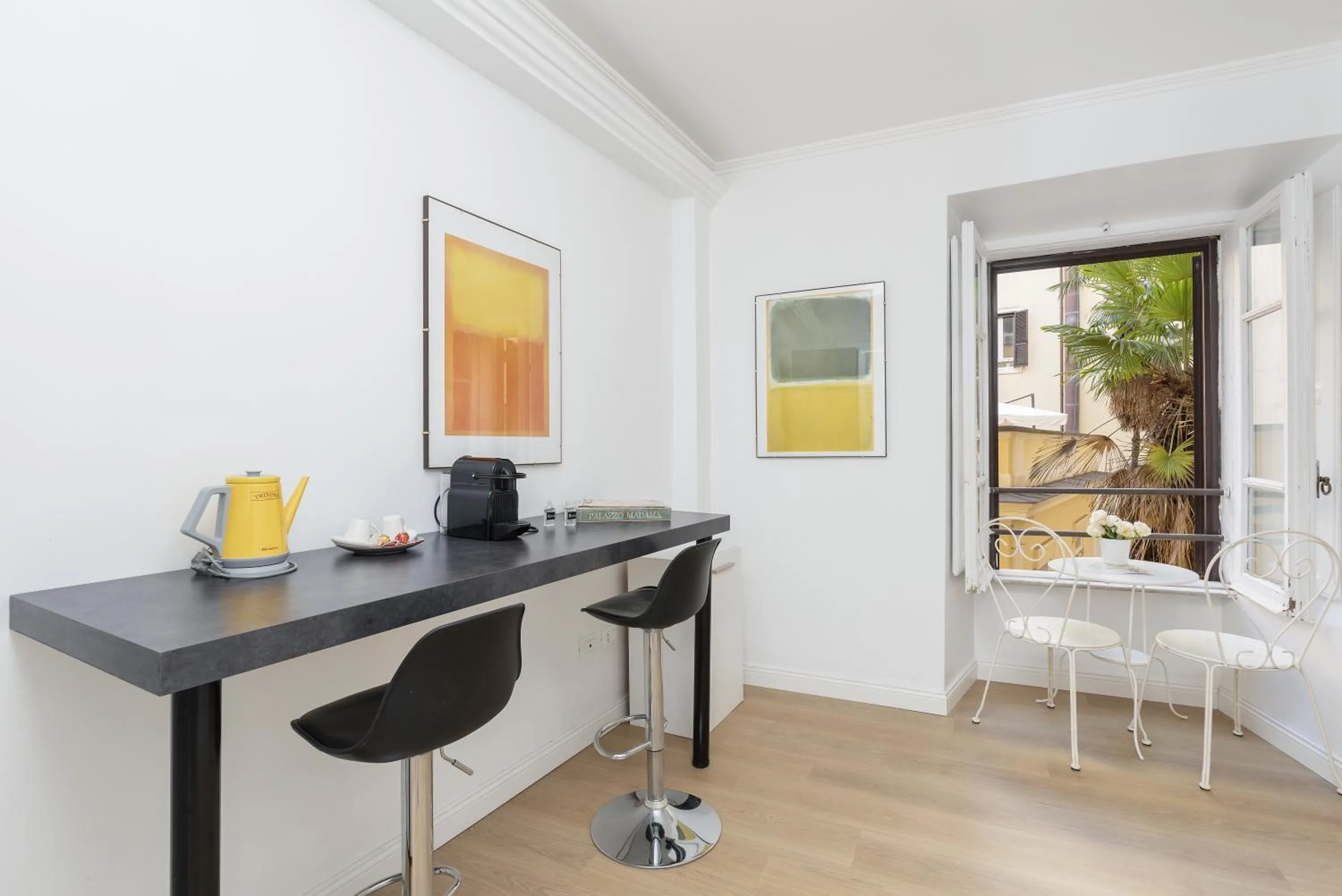 Coffee/tea facilities in Rhome Hosting