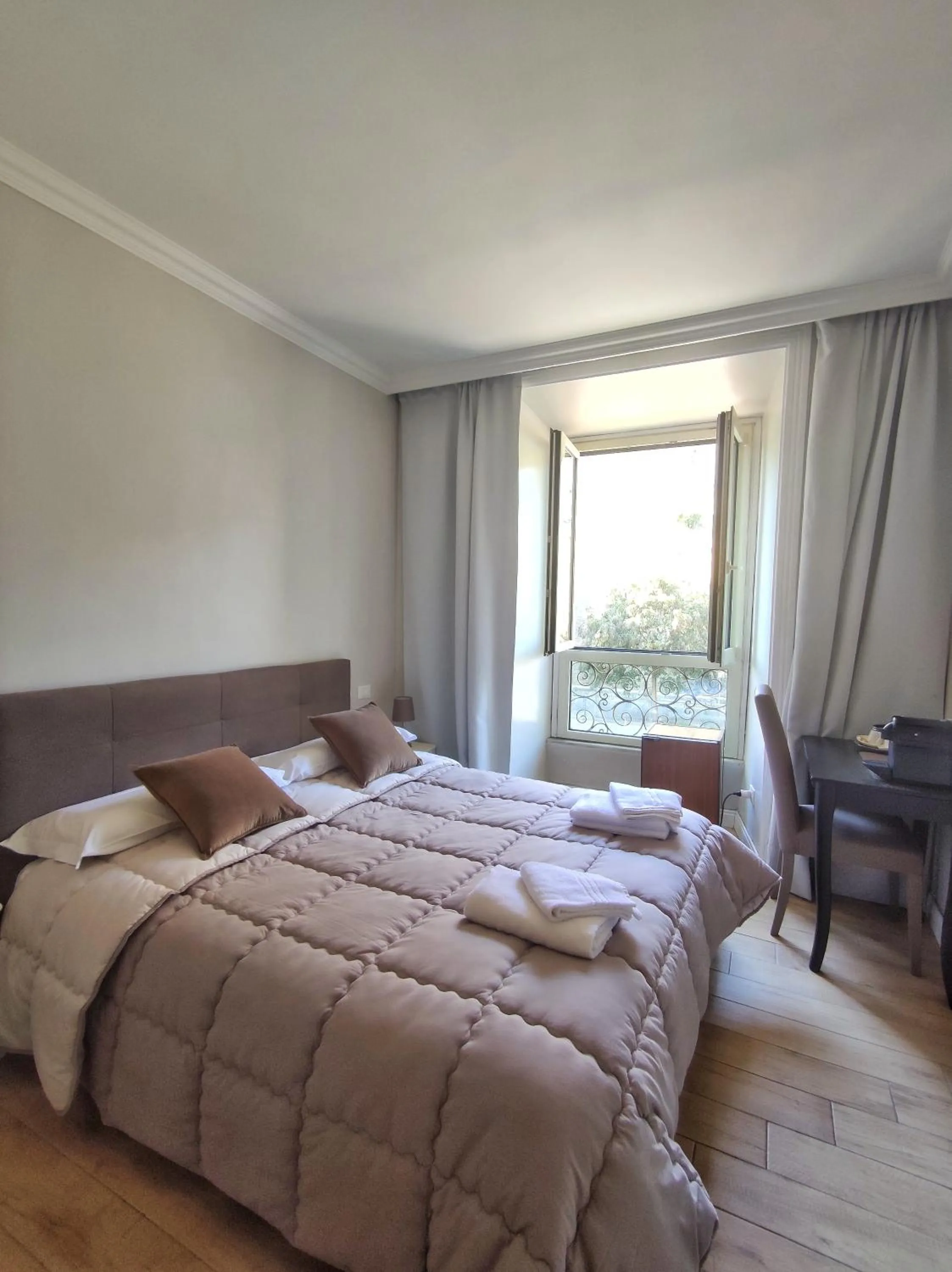 Bed in Rhome Hosting