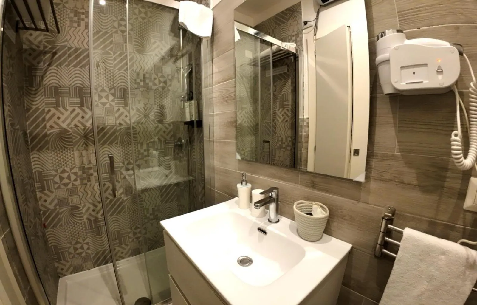 Shower in Napoli Centro Suite e Spa