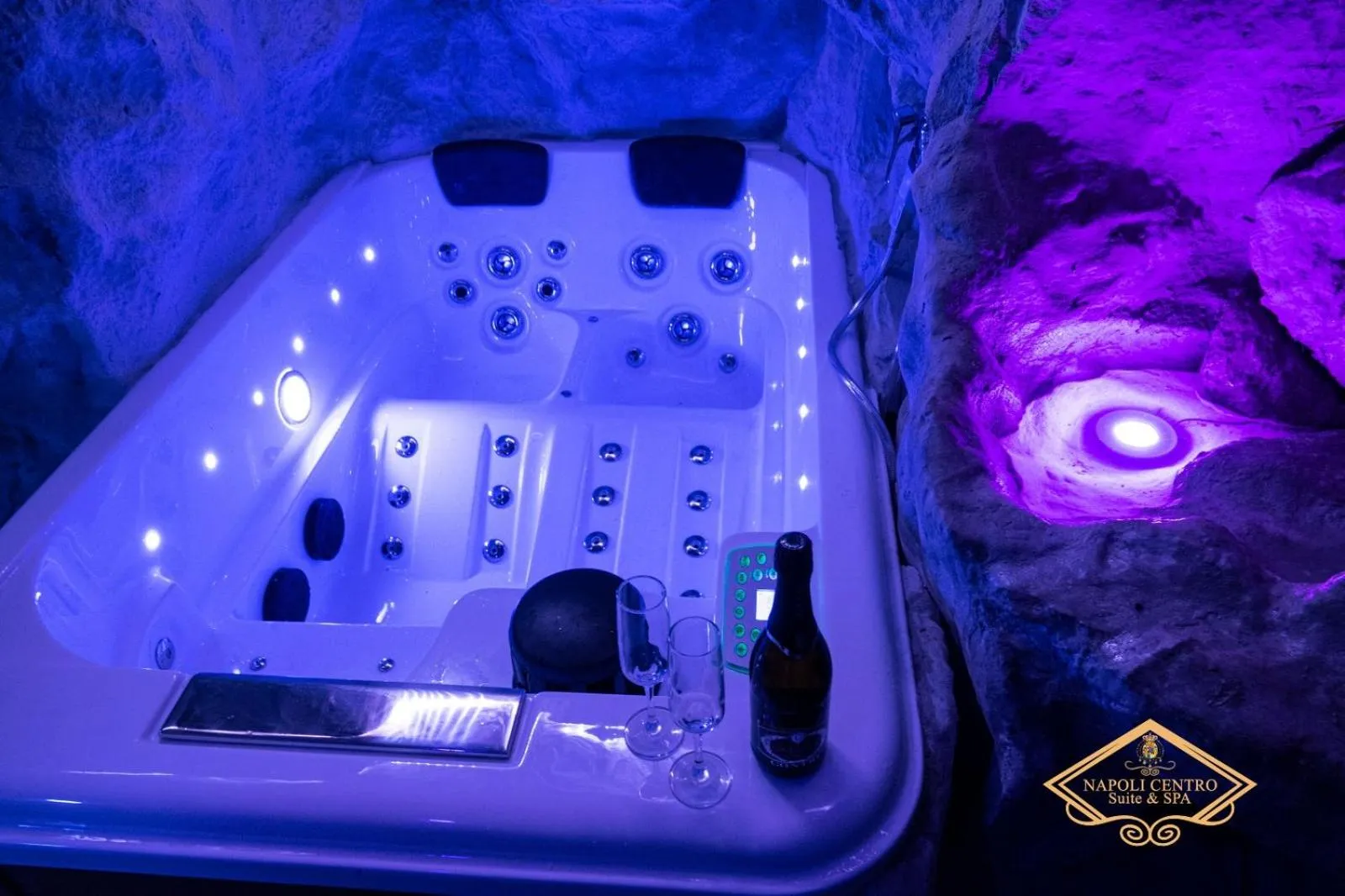 Hot Tub in Napoli Centro Suite e Spa