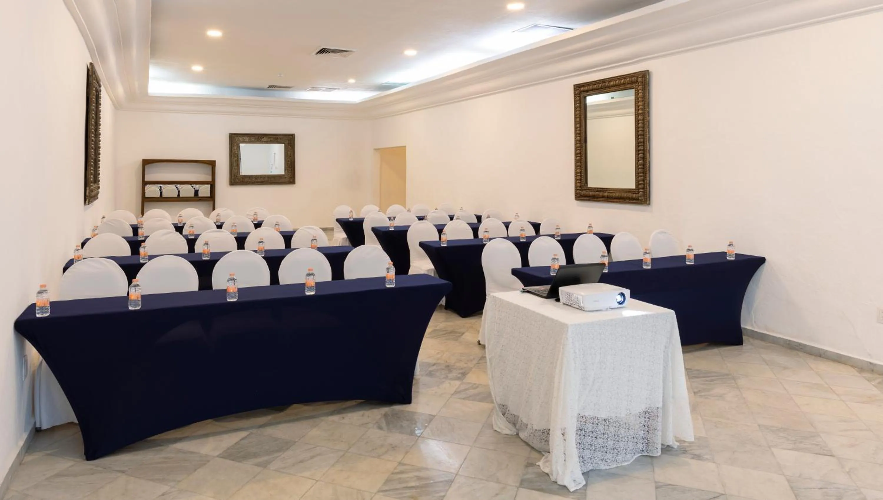 Business facilities in Las Hadas by Brisas