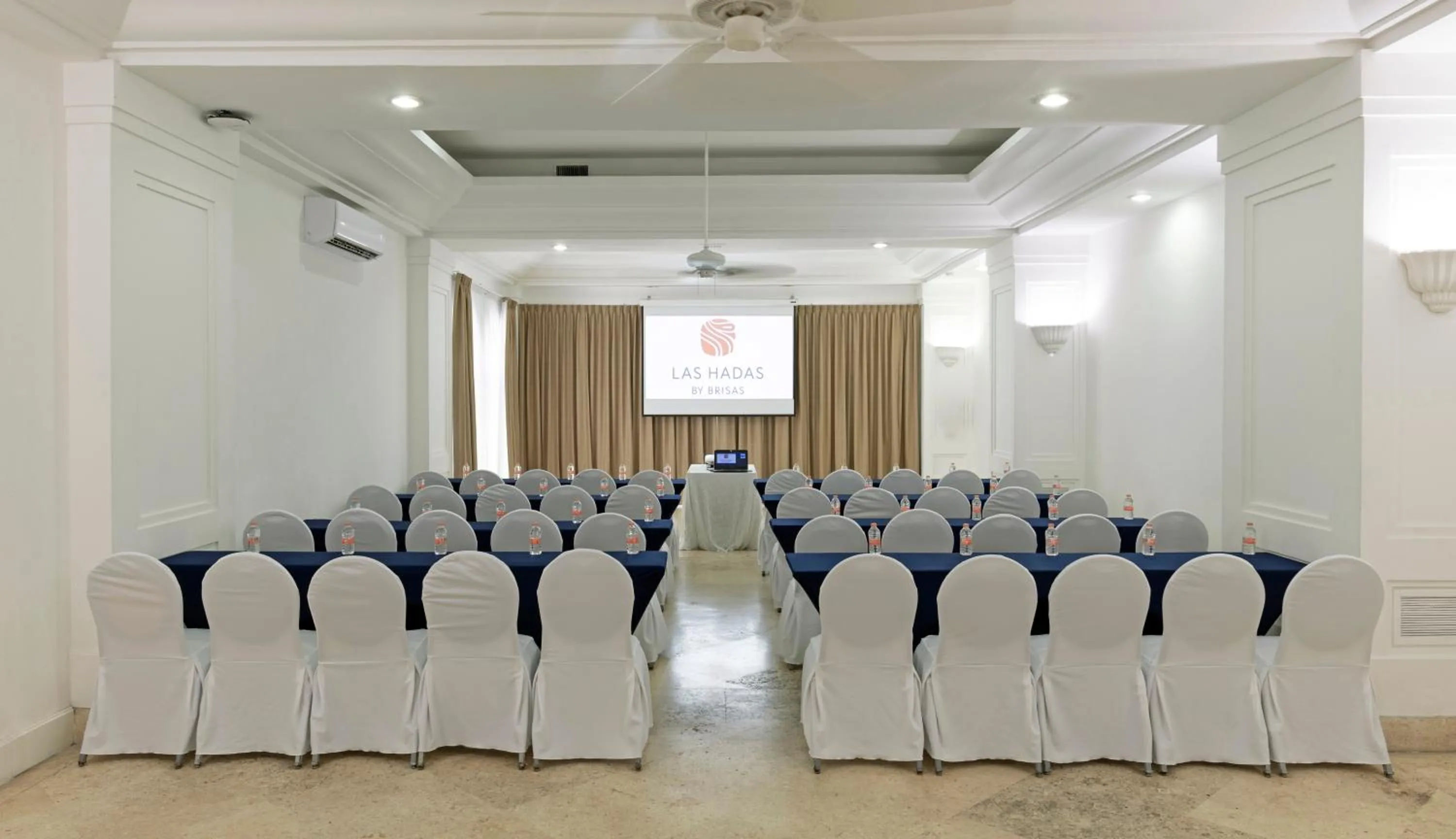 Business facilities in Las Hadas by Brisas