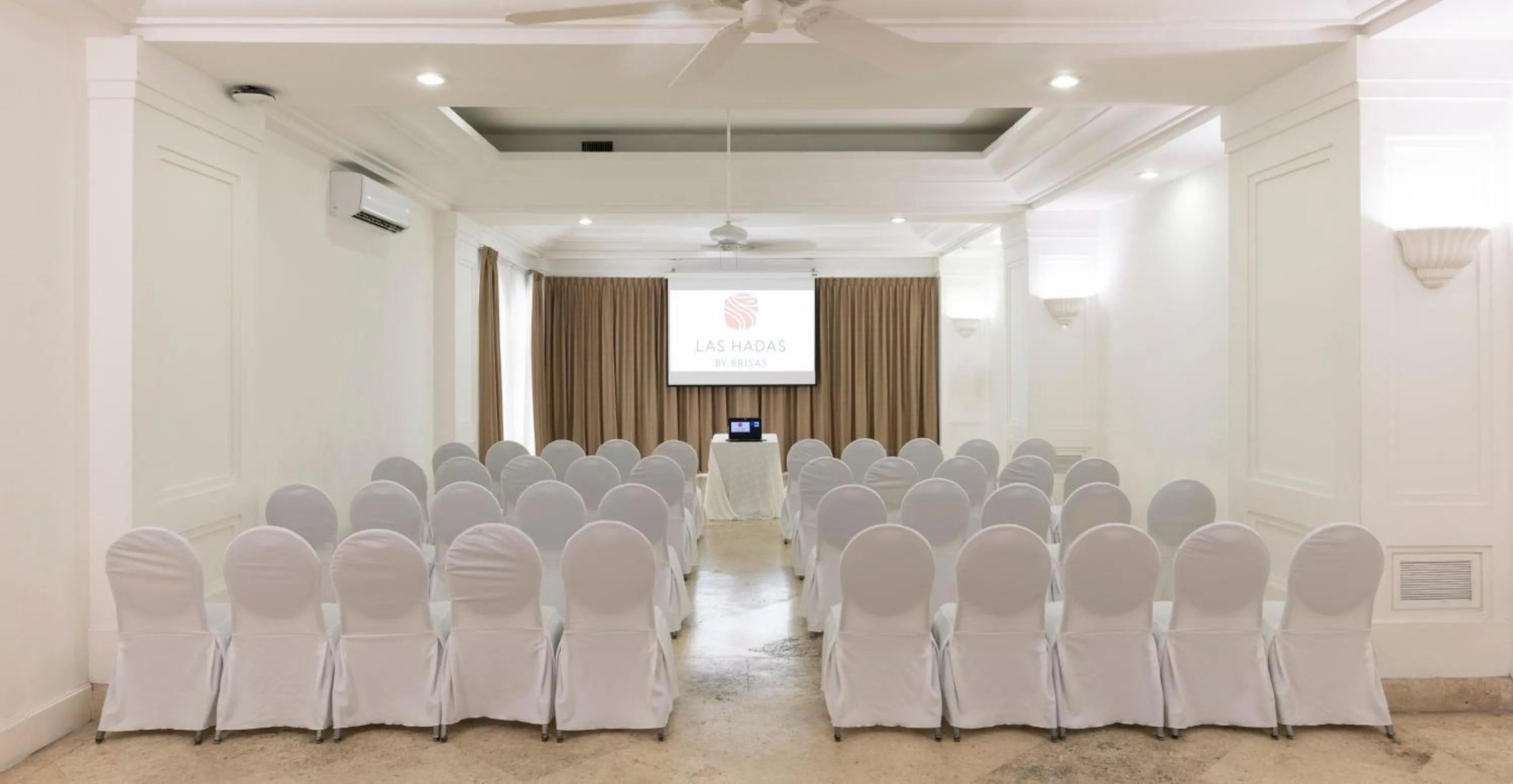 Business facilities in Las Hadas by Brisas