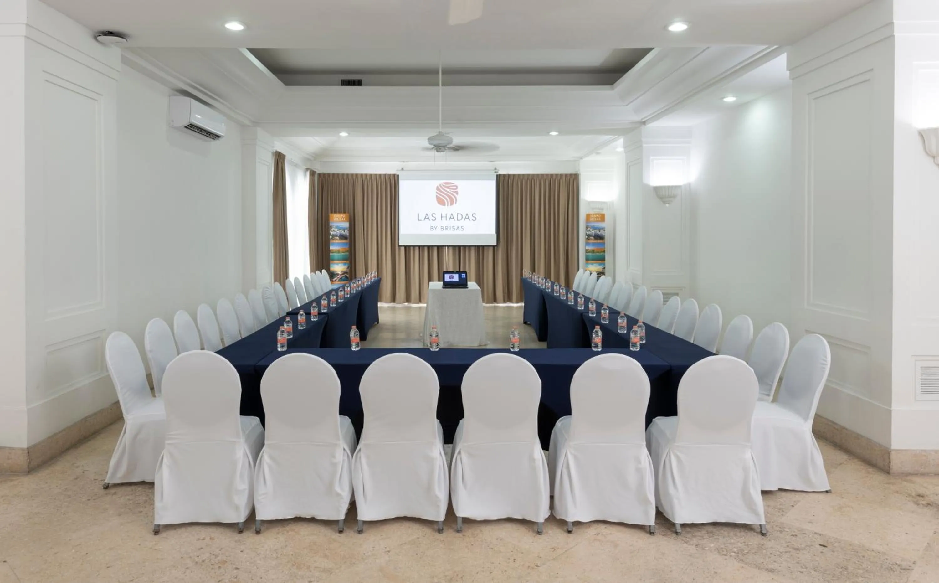 Business facilities in Las Hadas by Brisas