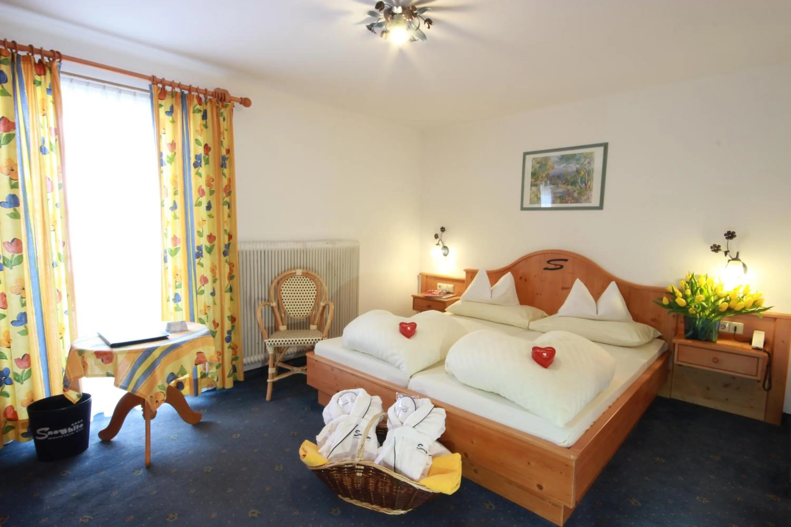 Photo of the whole room, Bed in Sporthotel Snowwhite