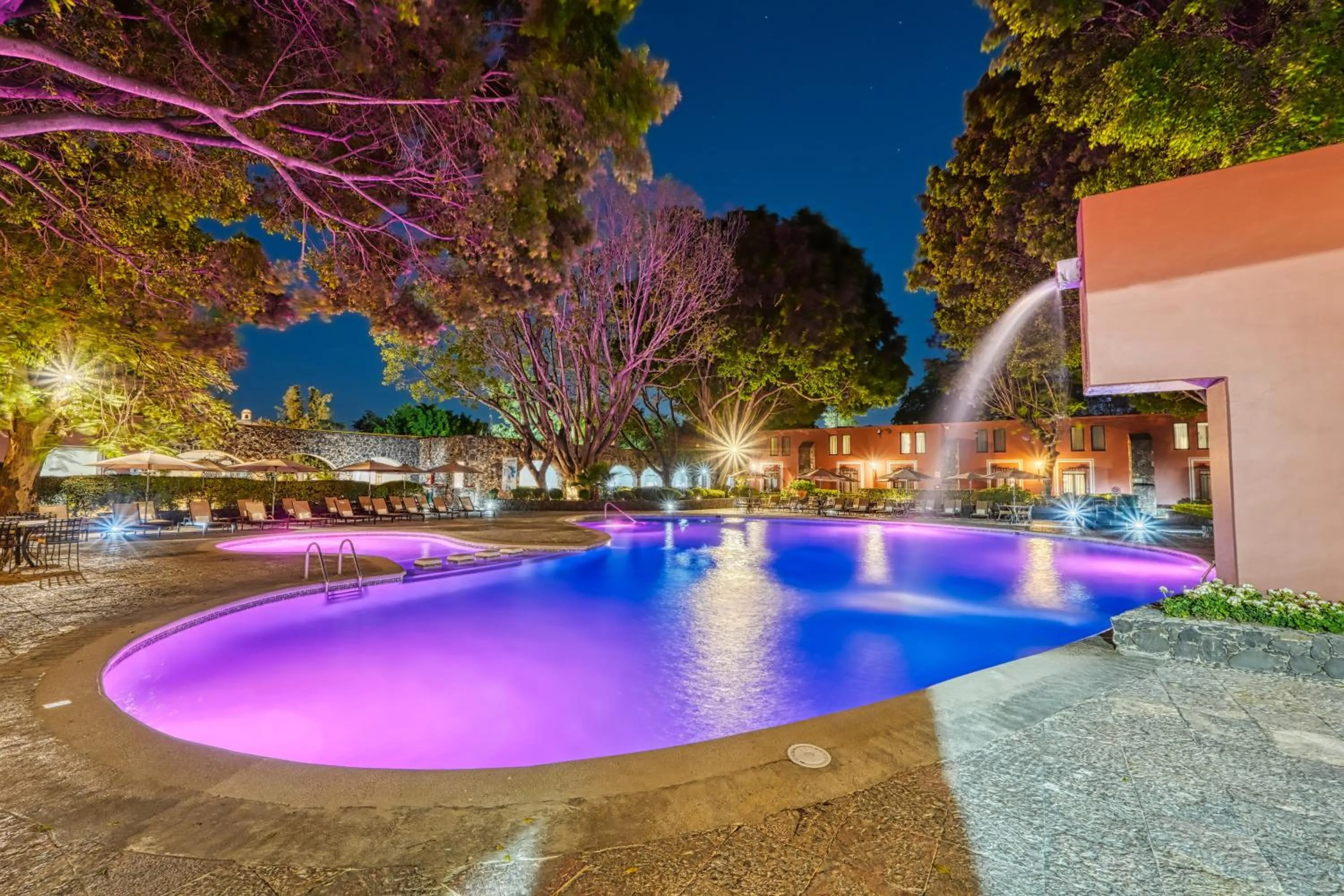 Swimming pool in Hacienda Jurica by Brisas