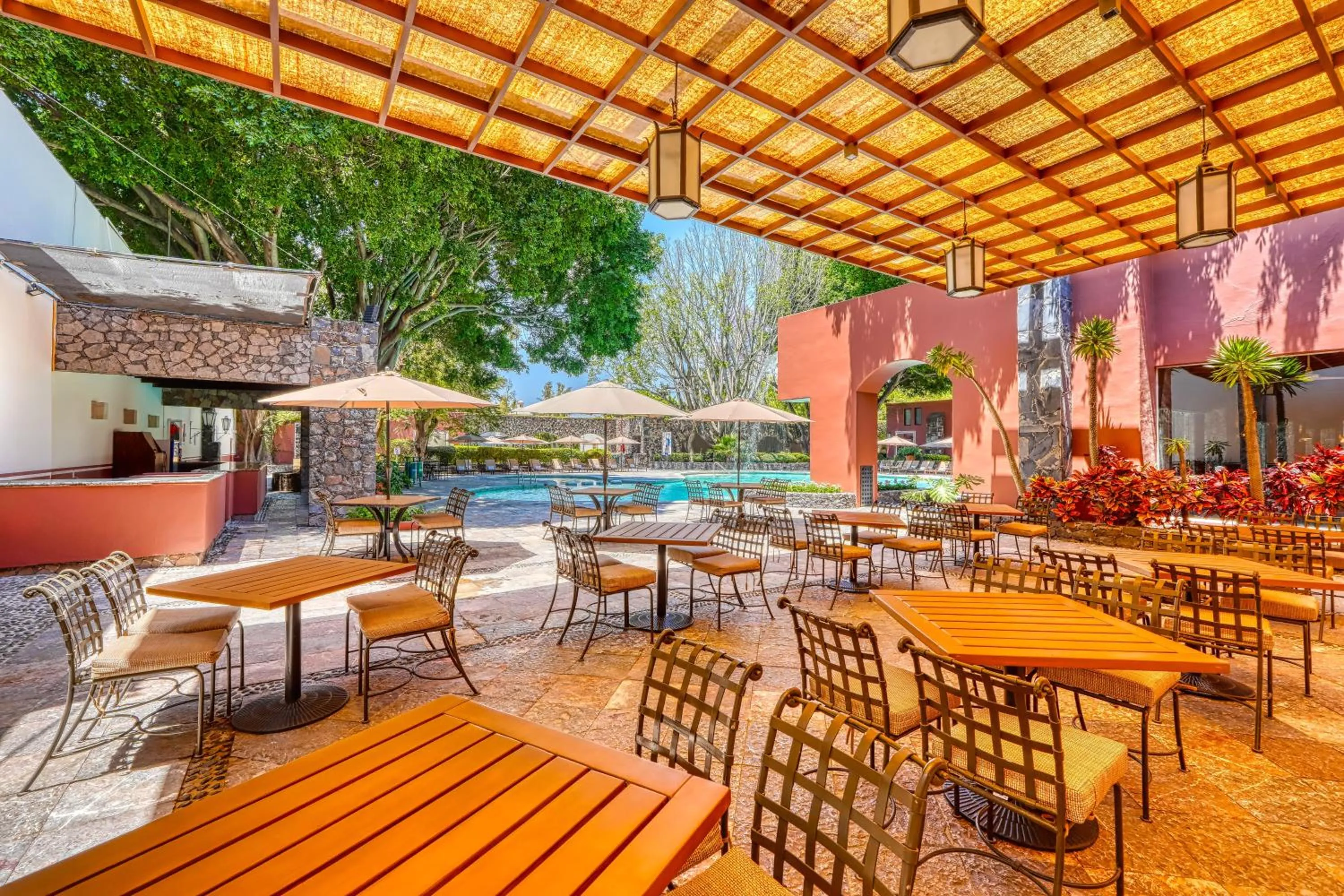 Swimming pool in Hacienda Jurica by Brisas