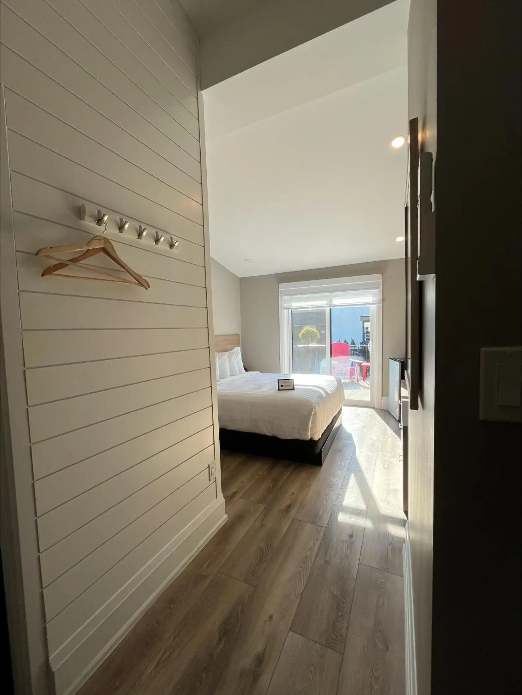 Superior Queen Room in Colonial Hotel & Suites Superior Queen Room in Colonial Hotel & Suites