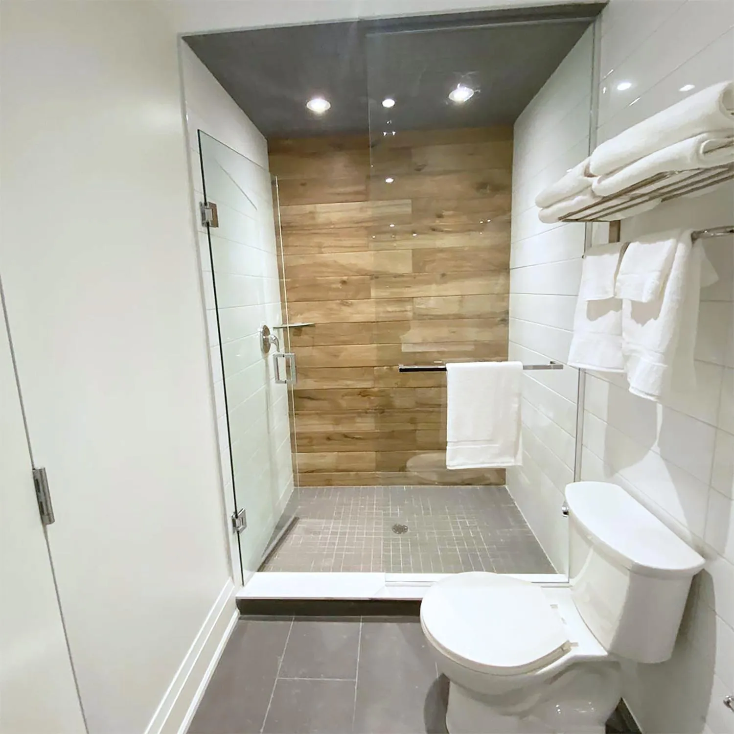 Colonial Hotel & Suites