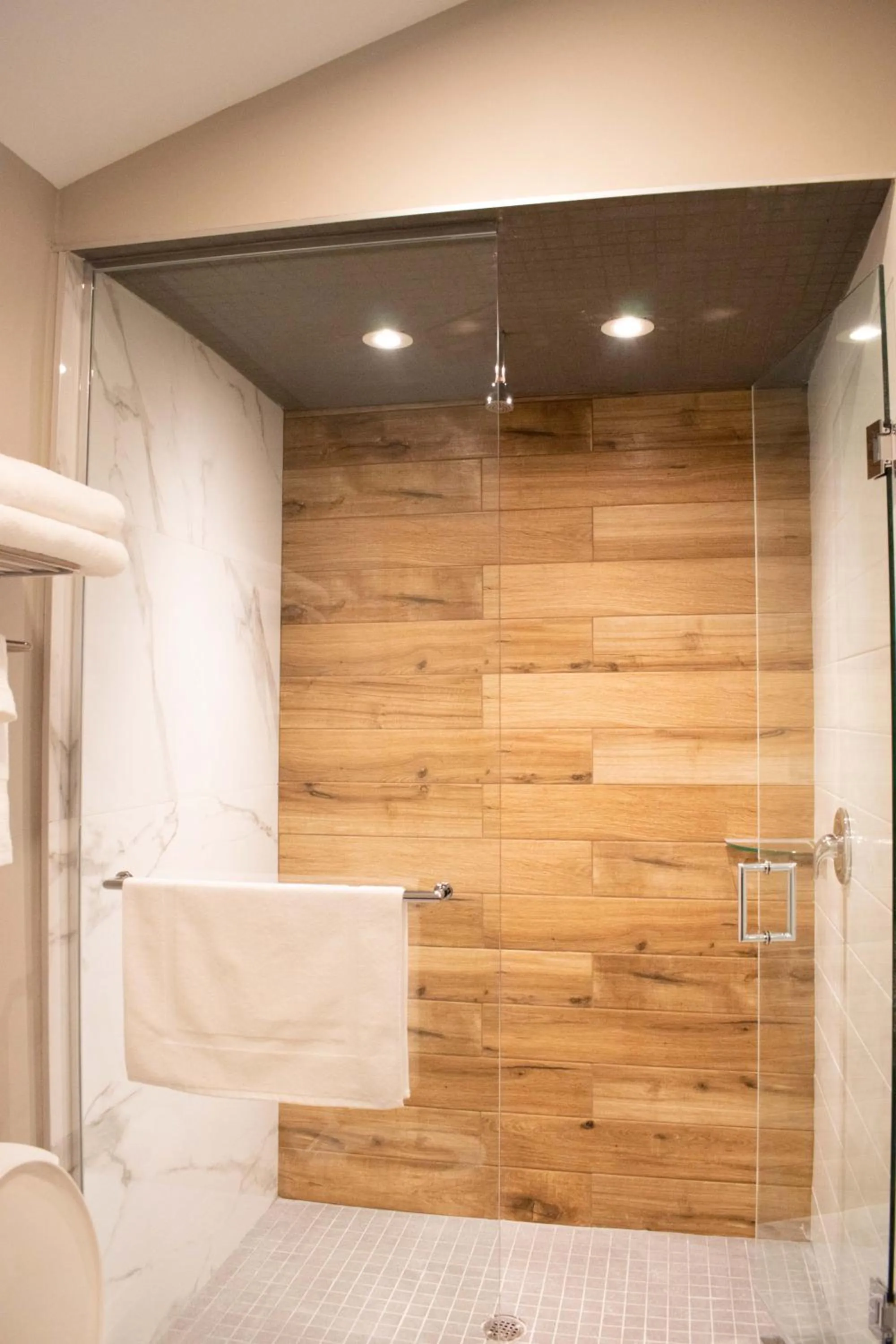 Colonial Hotel & Suites