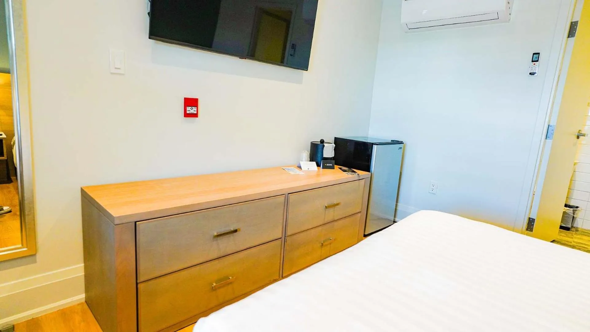 Bed in Colonial Hotel & Suites