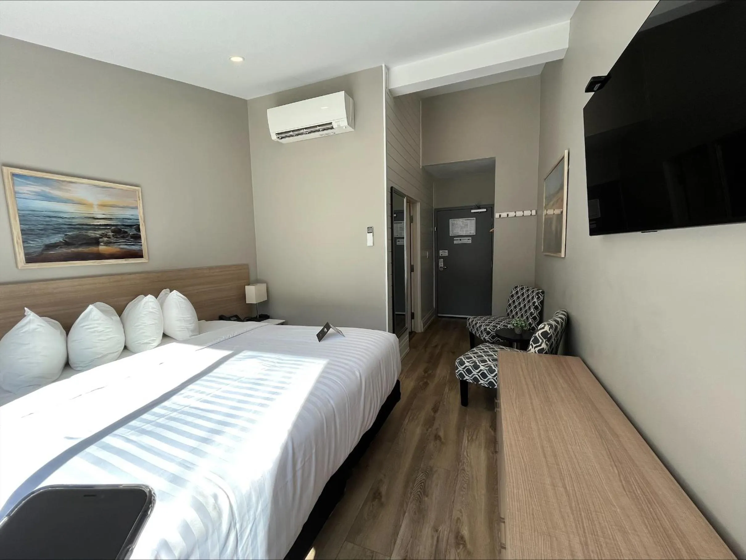 Bed in Colonial Hotel & Suites