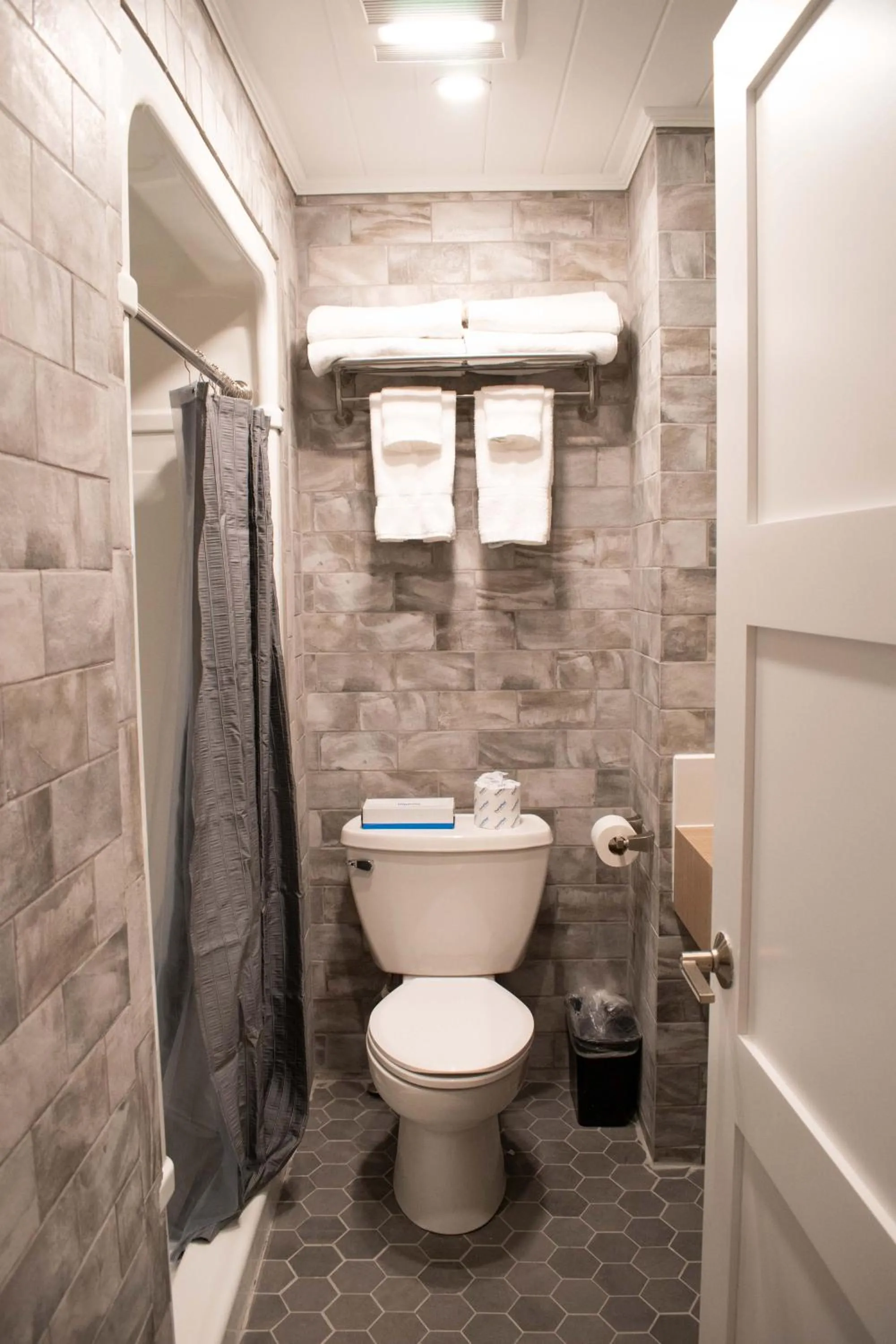 Colonial Hotel & Suites