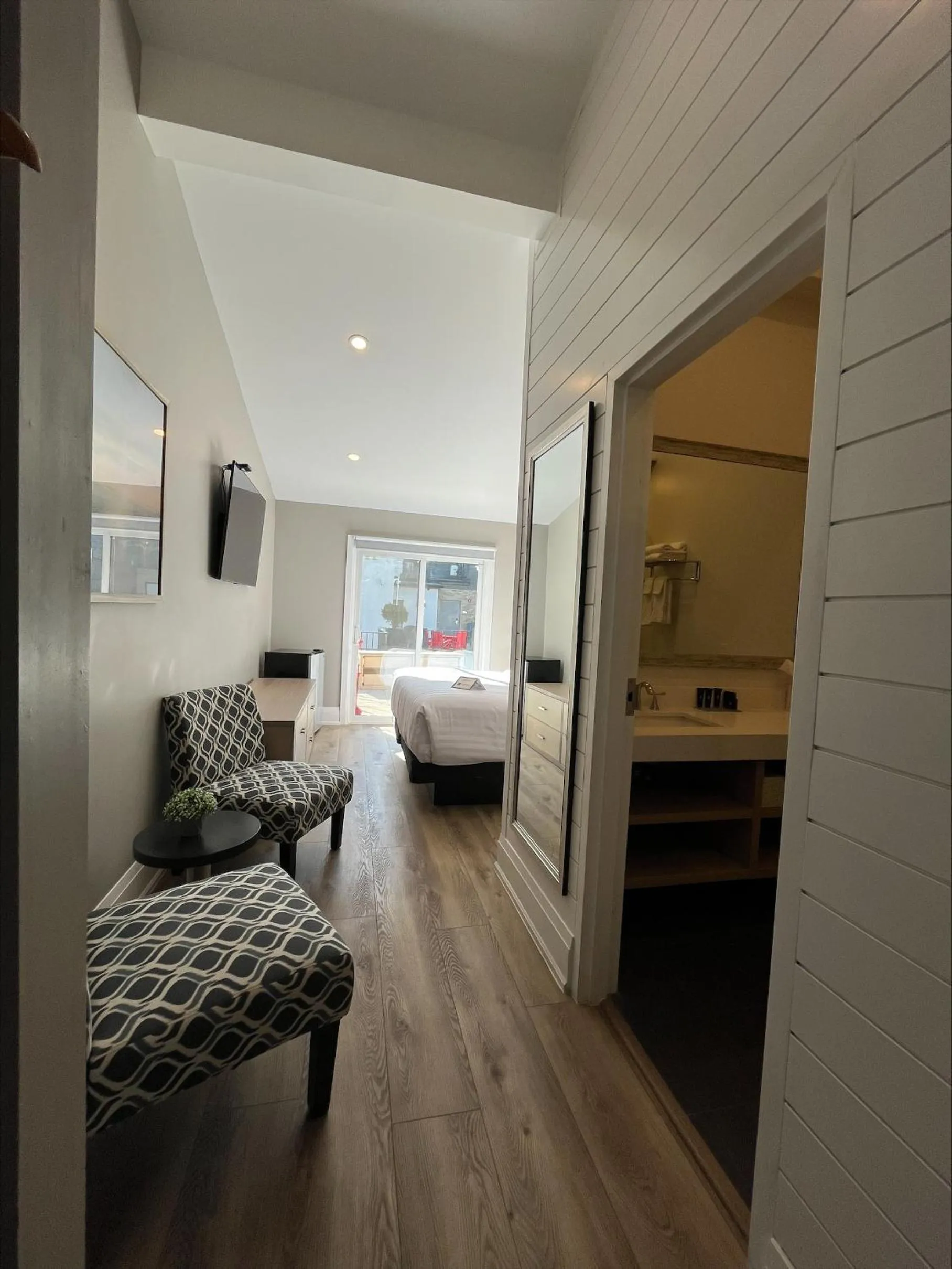 Bed in Colonial Hotel & Suites