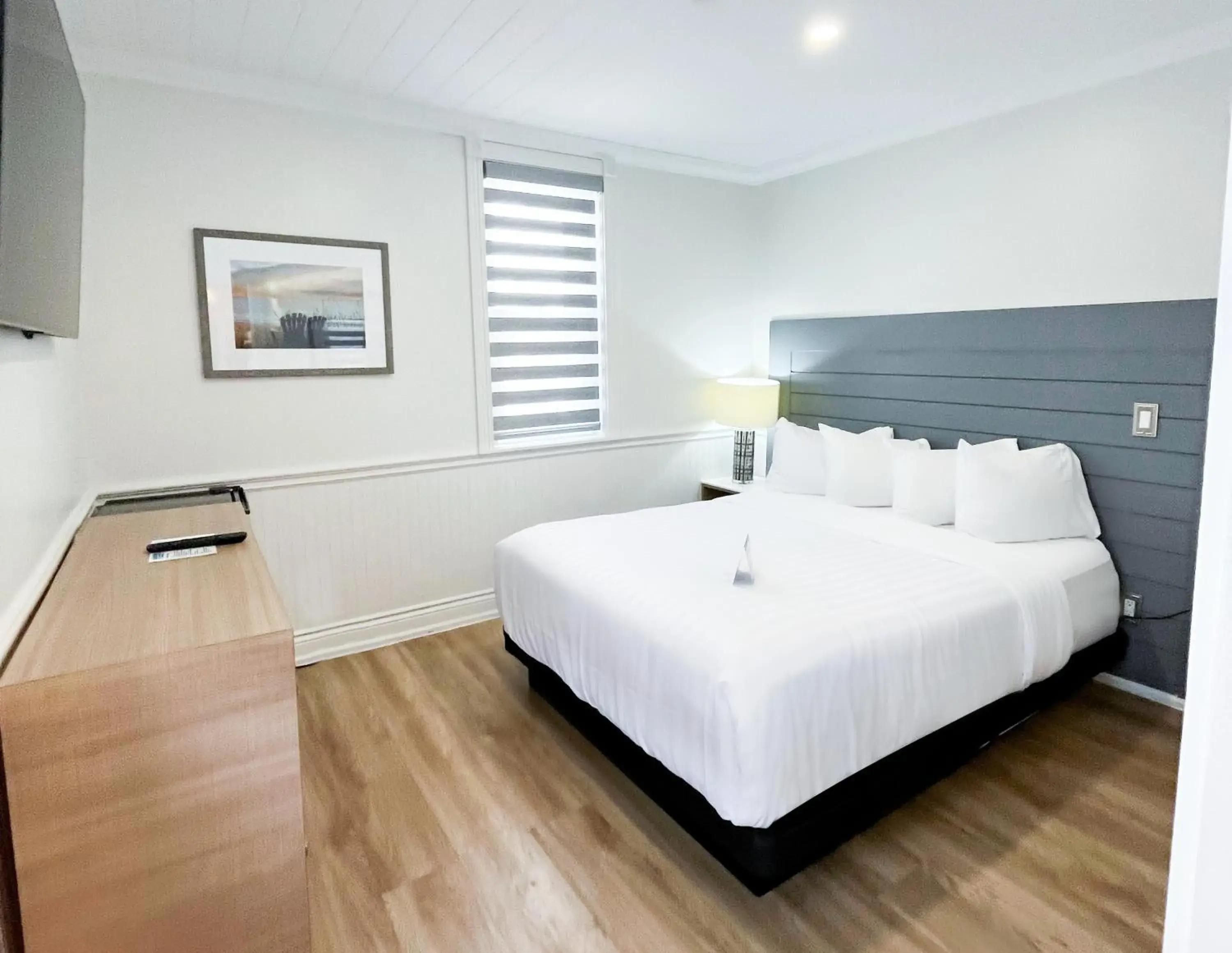 Deluxe Queen Room in Colonial Hotel & Suites Deluxe Queen Room in Colonial Hotel & Suites