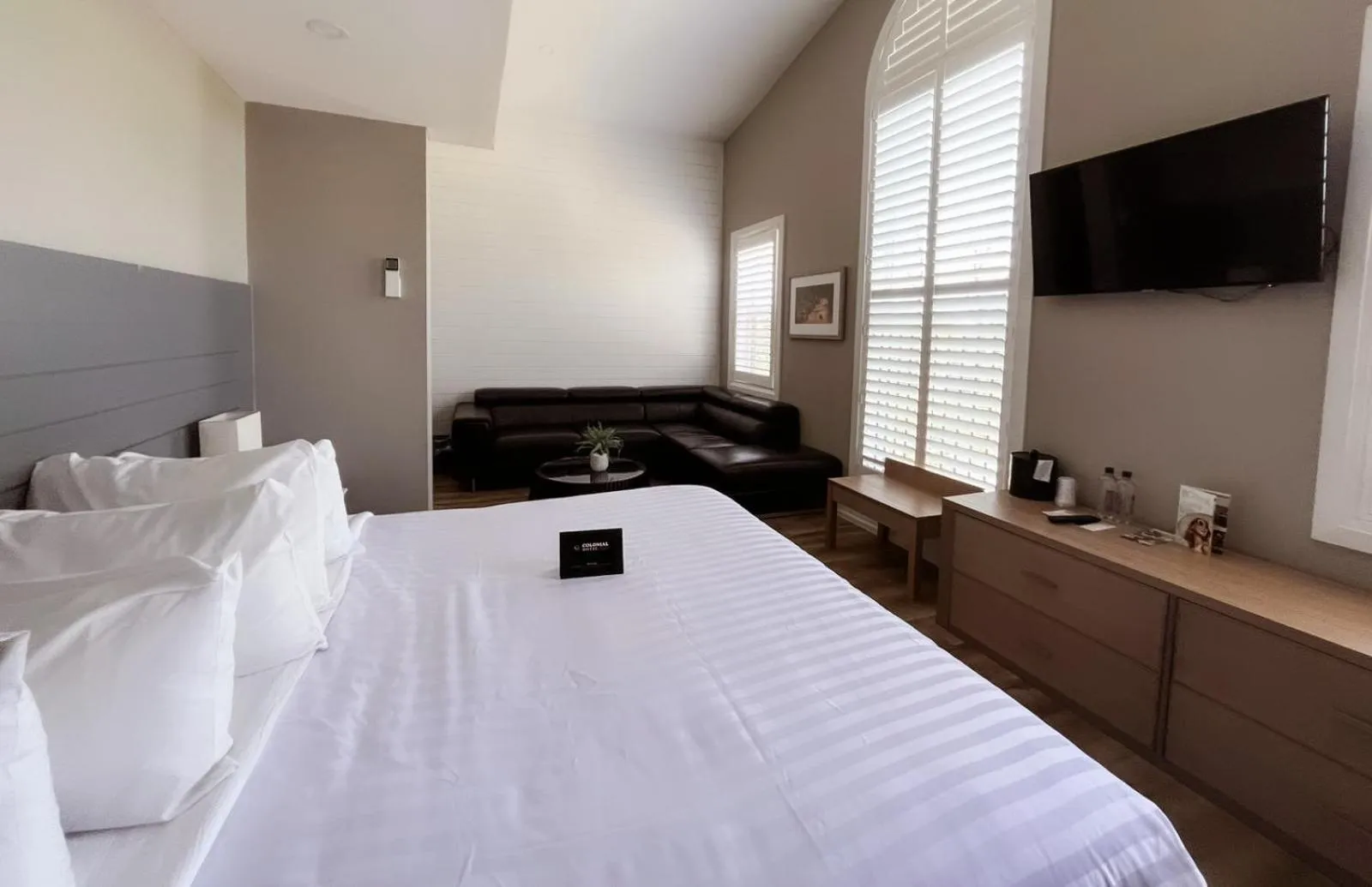 Bed in Colonial Hotel & Suites