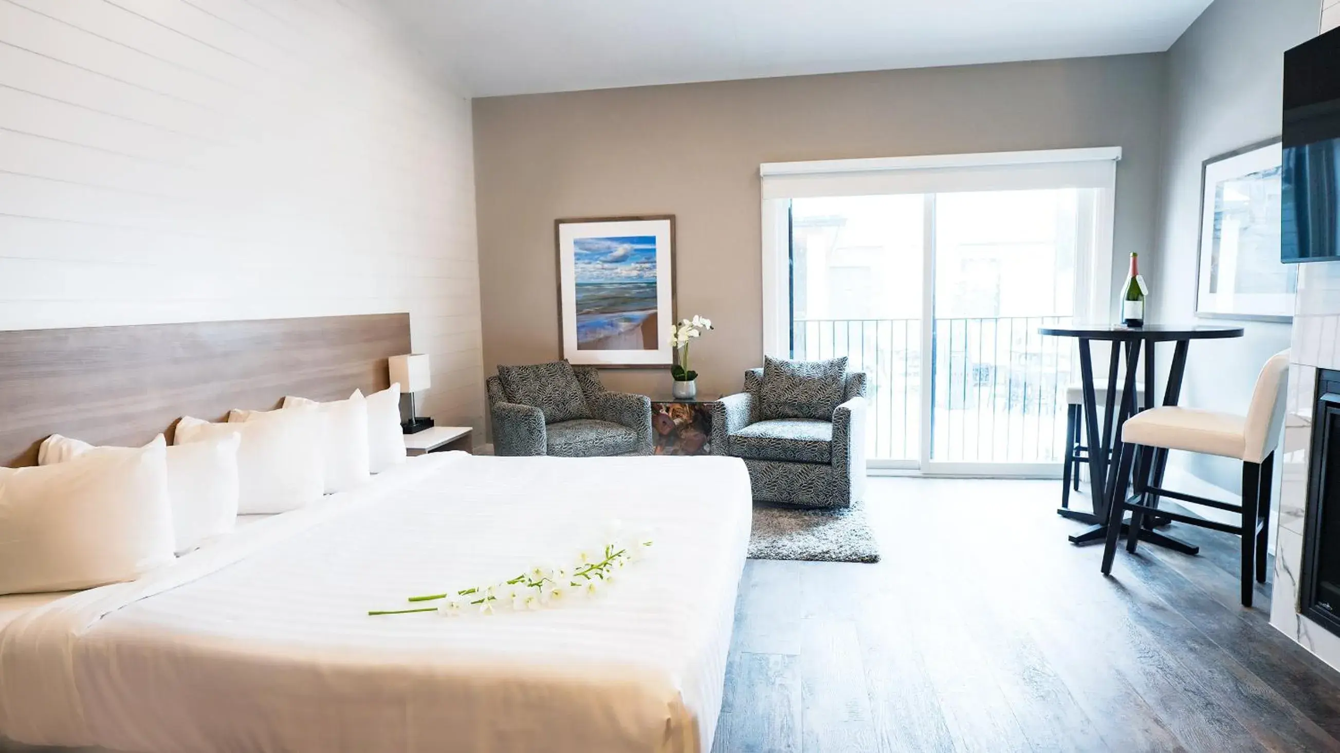 Suite with Spa Bath in Colonial Hotel & Suites Suite with Spa Bath in Colonial Hotel & Suites