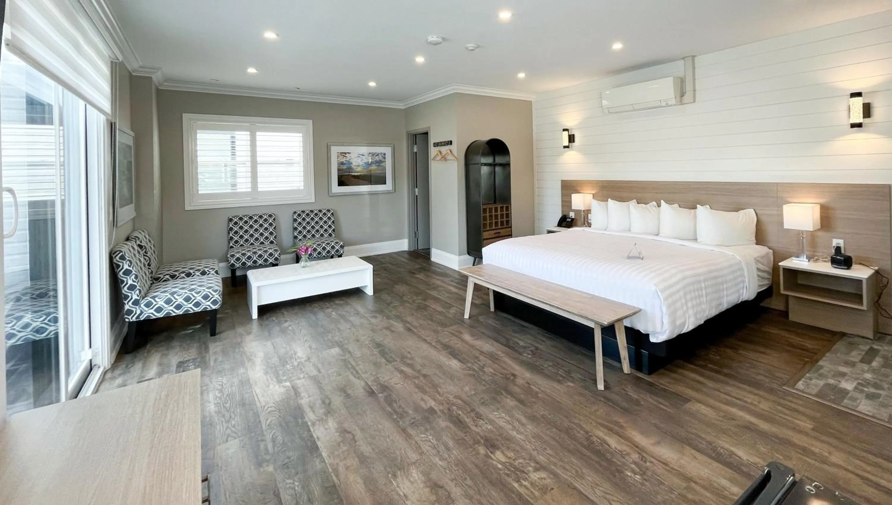 Bed in Colonial Hotel & Suites