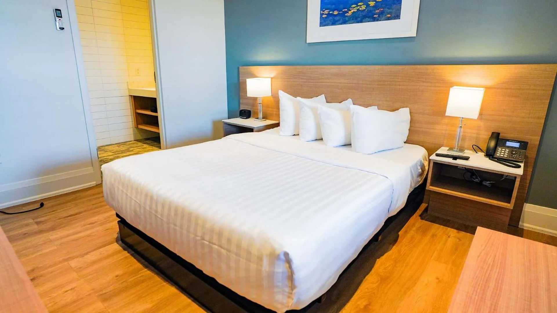 Bed in Colonial Hotel & Suites