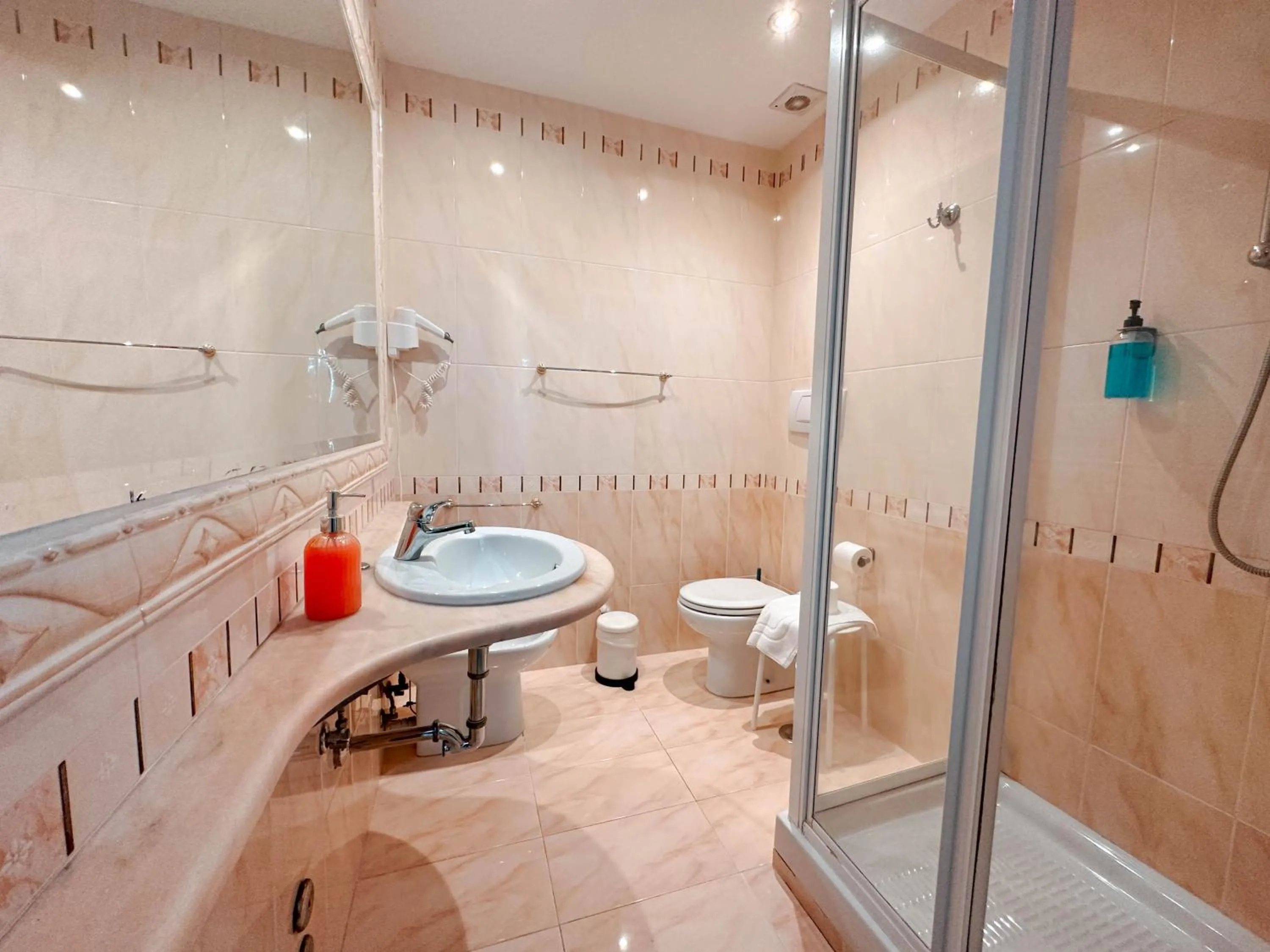 Shower in Ostello Bello Roma Colosseo