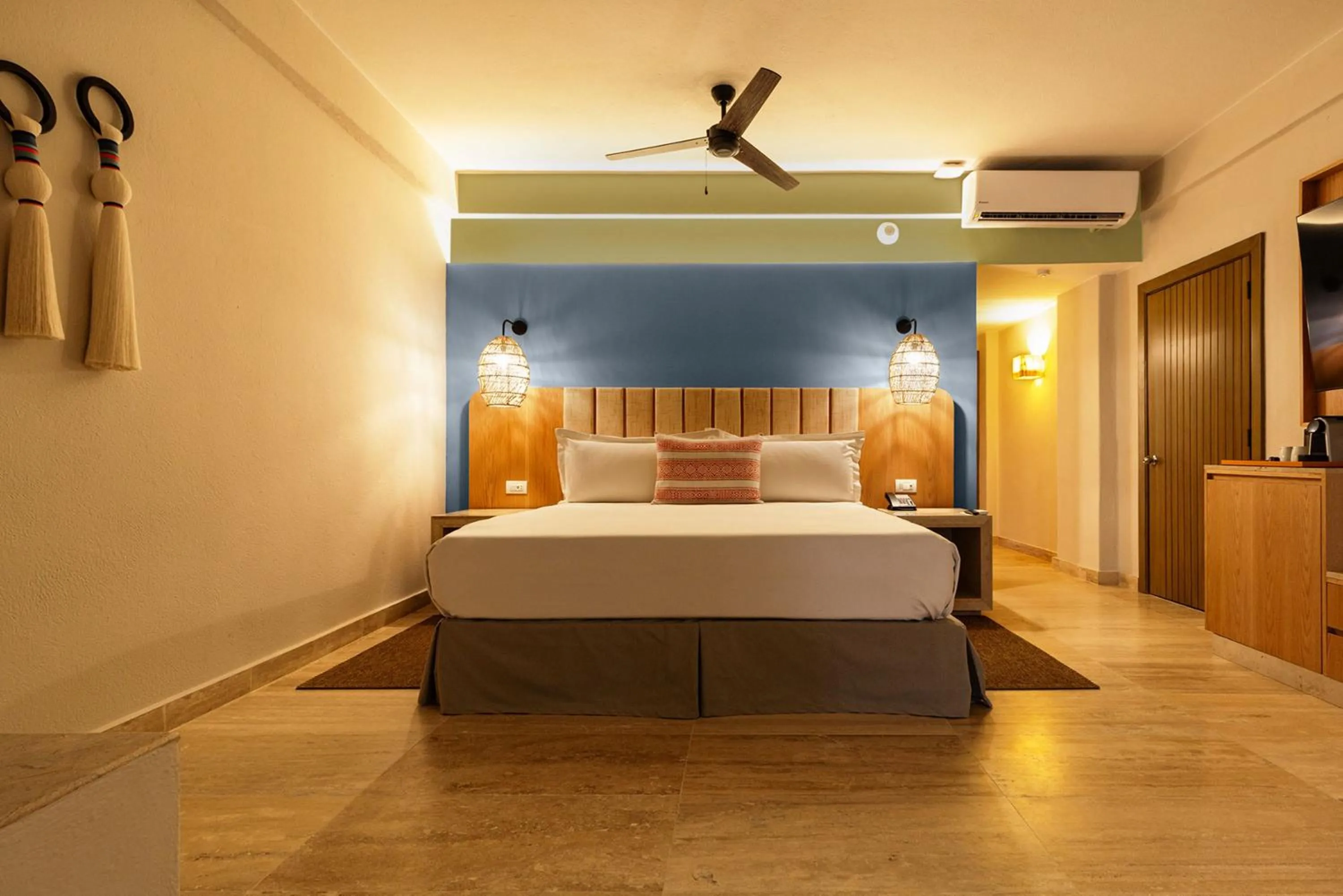 Photo of the whole room, Bed in Camino Real Acapulco Diamante