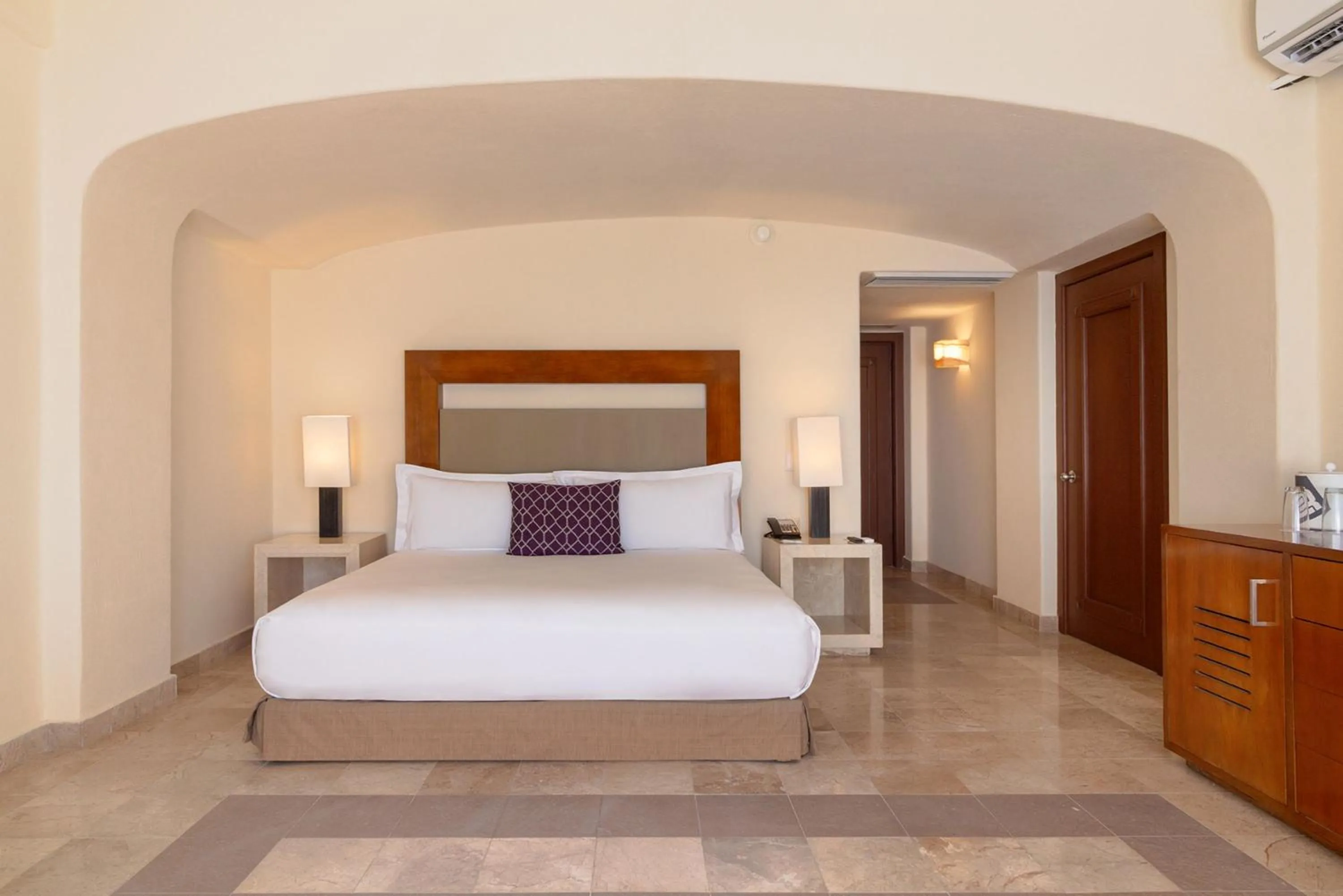 Bedroom, Bed in Camino Real Acapulco Diamante