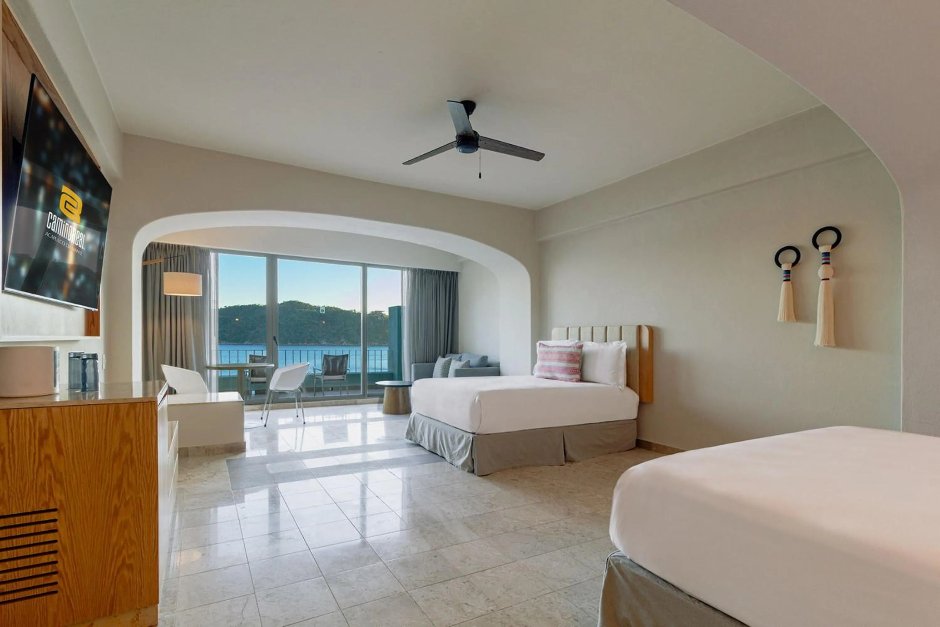 Sea view, Bed in Camino Real Acapulco Diamante