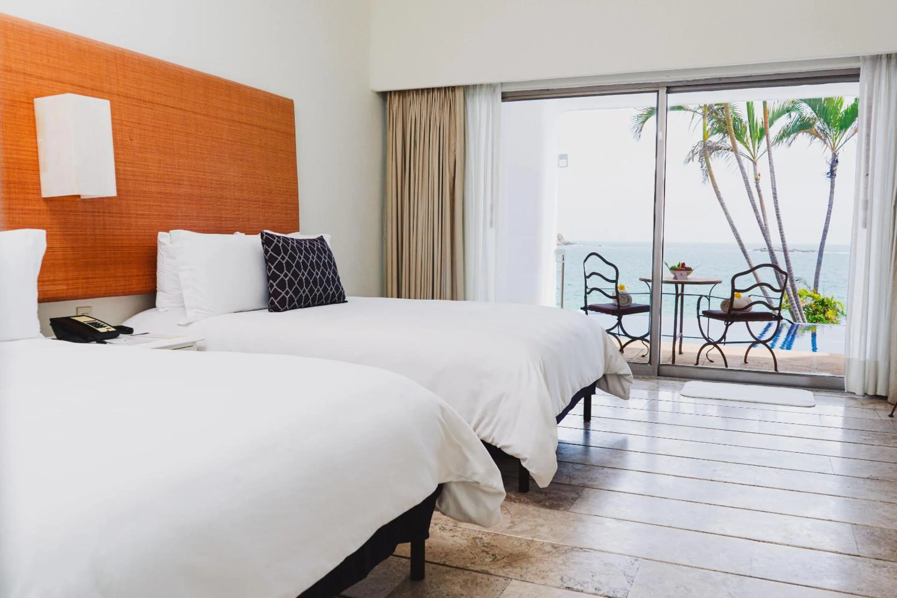 Photo of the whole room, Bed in Camino Real Zaashila Huatulco