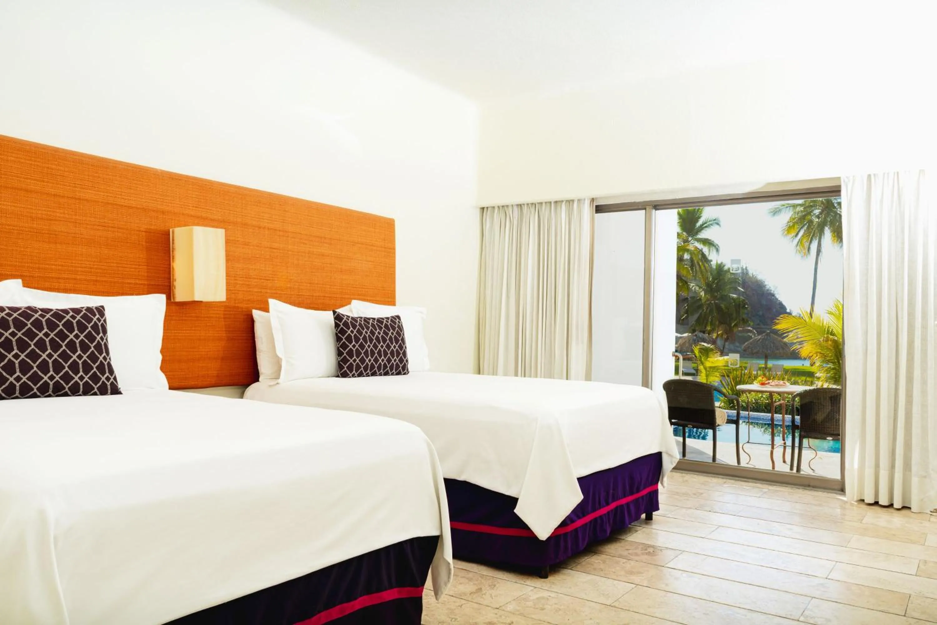 Swimming pool, Bed in Camino Real Zaashila Huatulco