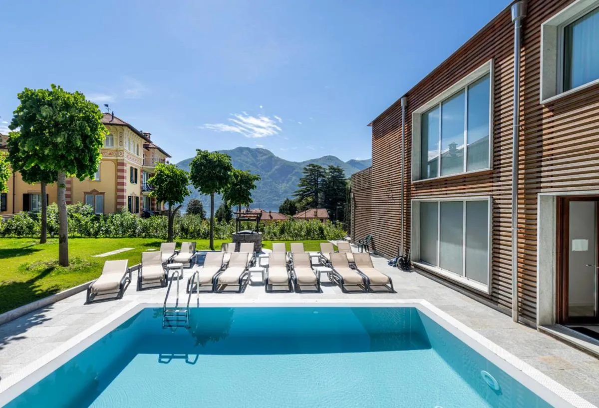 Swimming pool in Residence Lenno