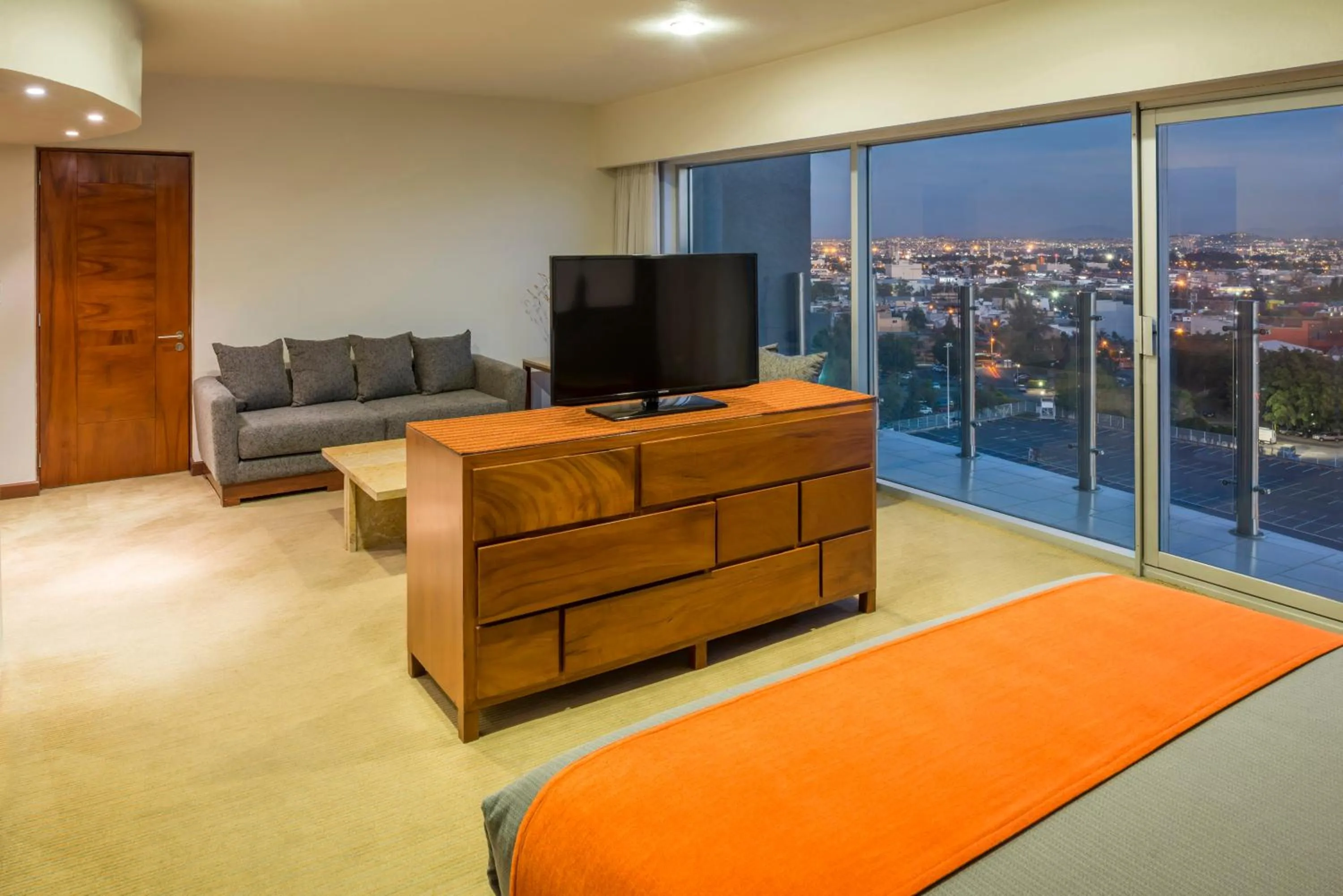 Photo of the whole room in Real Inn Guadalajara Expo