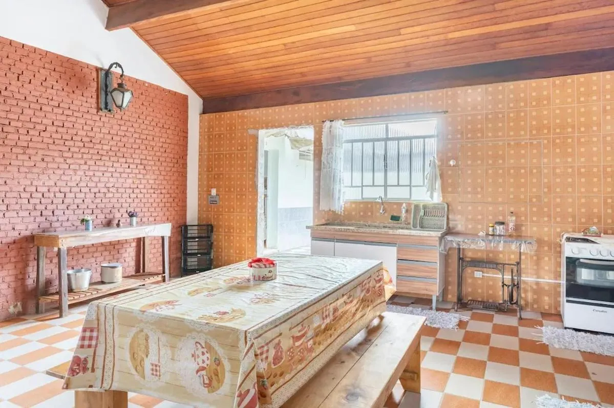 Kitchen or kitchenette, Bed in Pousada Vista da Pedra