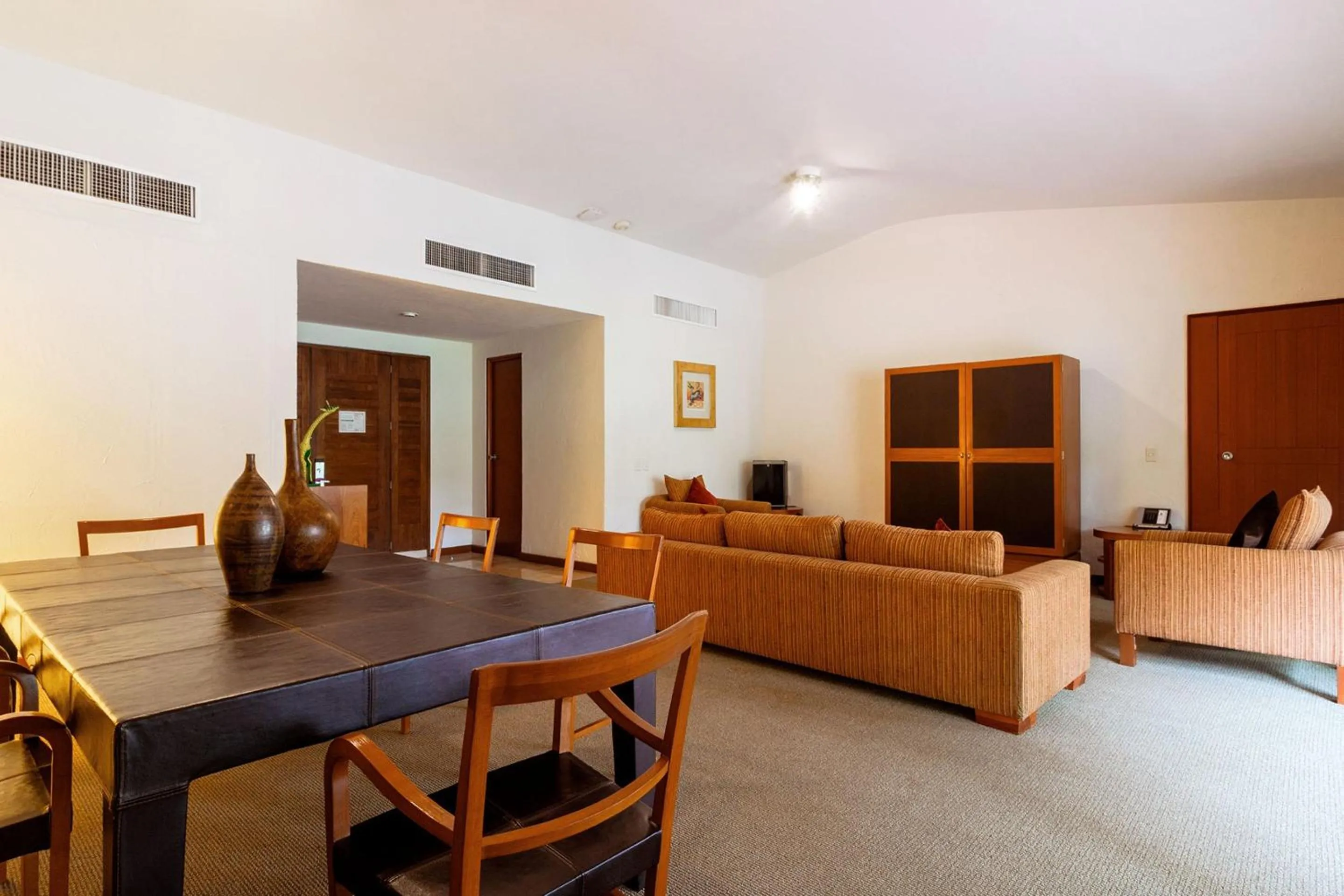 Photo of the whole room in Camino Real Guadalajara