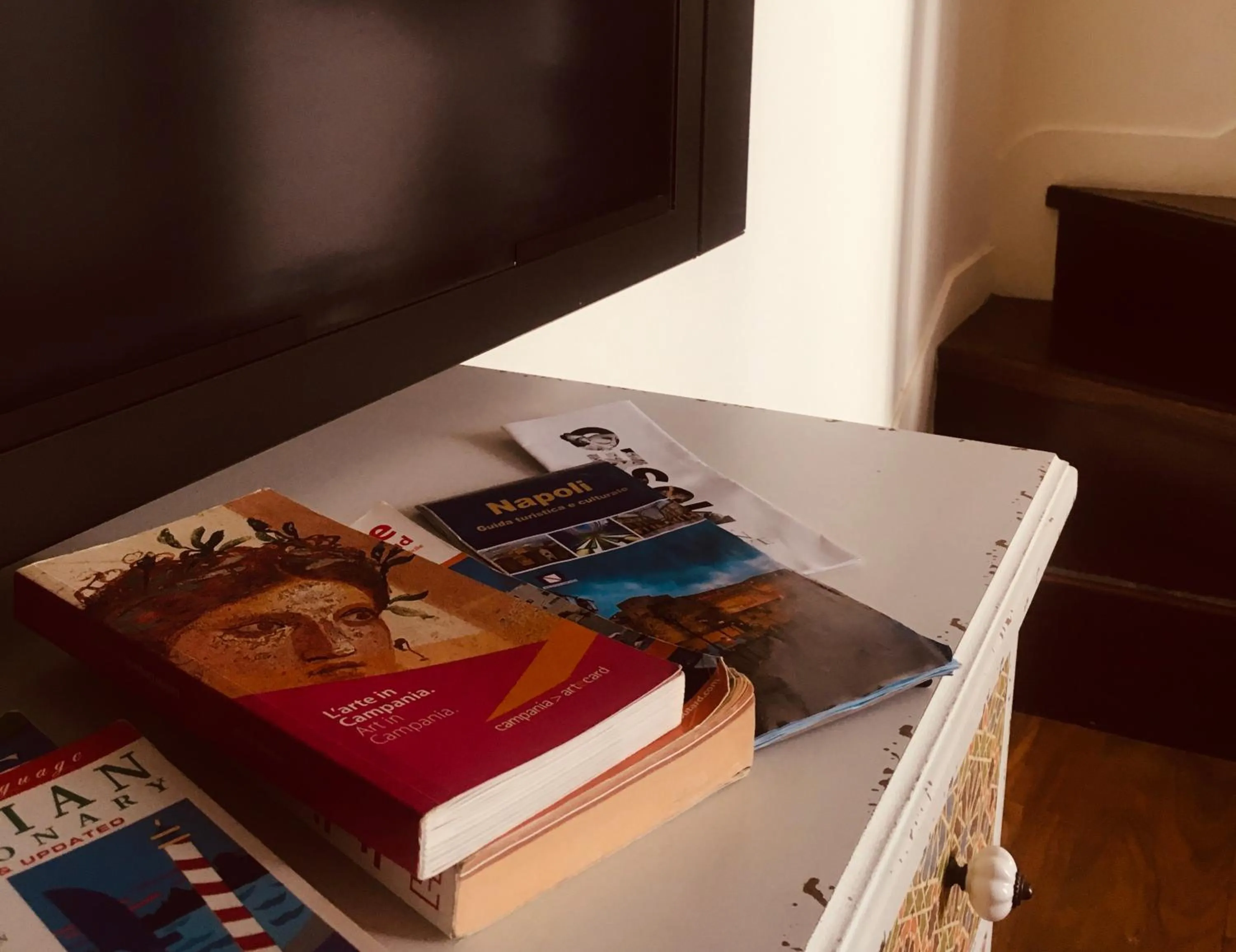 Communal lounge/ TV room in Bed Boutique Napoli Colors