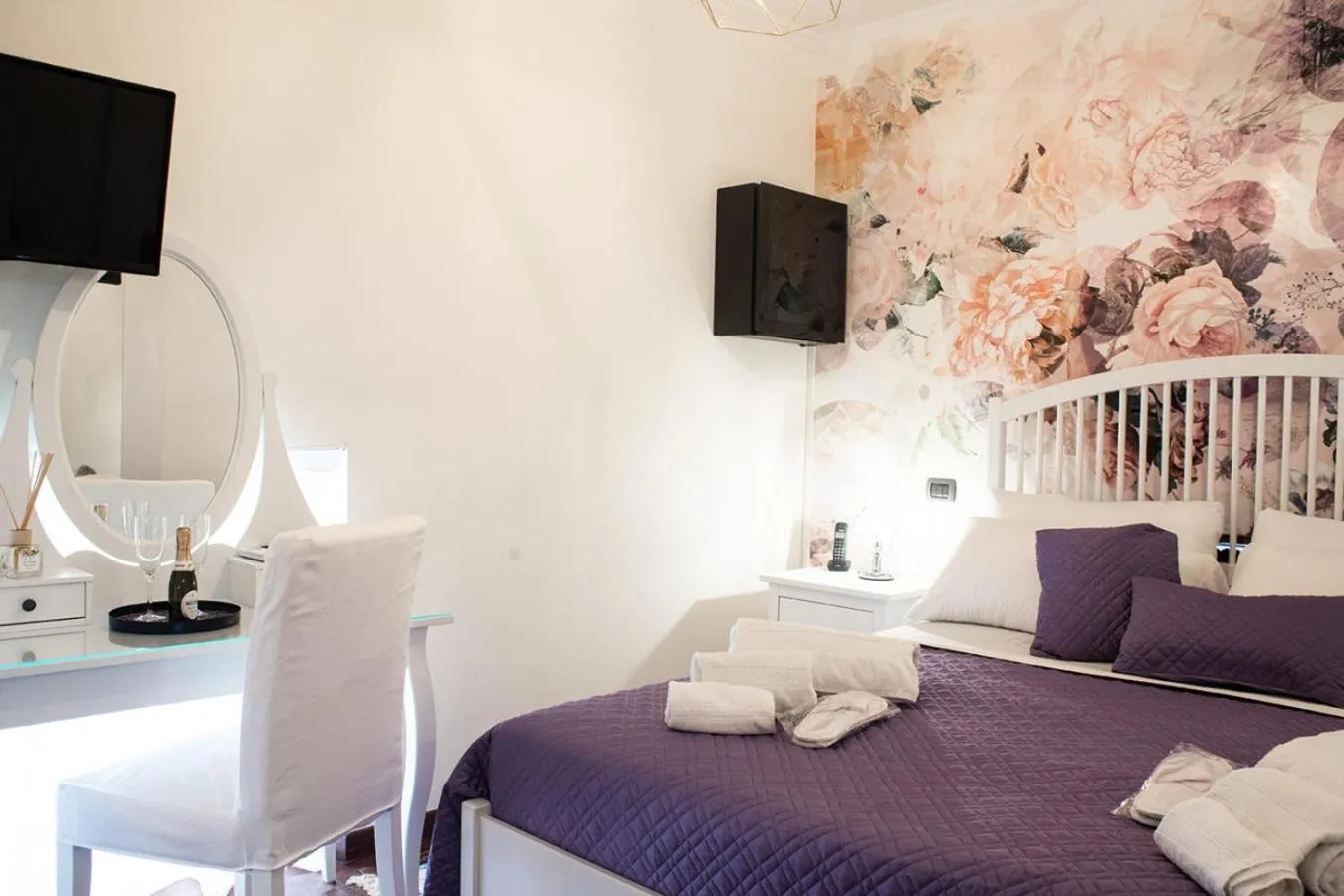 Photo of the whole room, Bed in Bed Boutique Napoli Colors