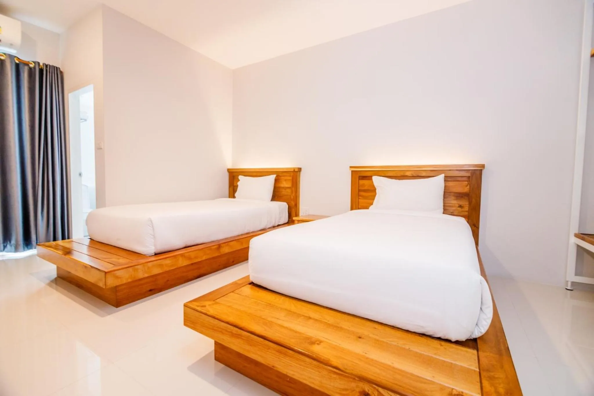 Photo of the whole room, Bed in Greenish Hotel