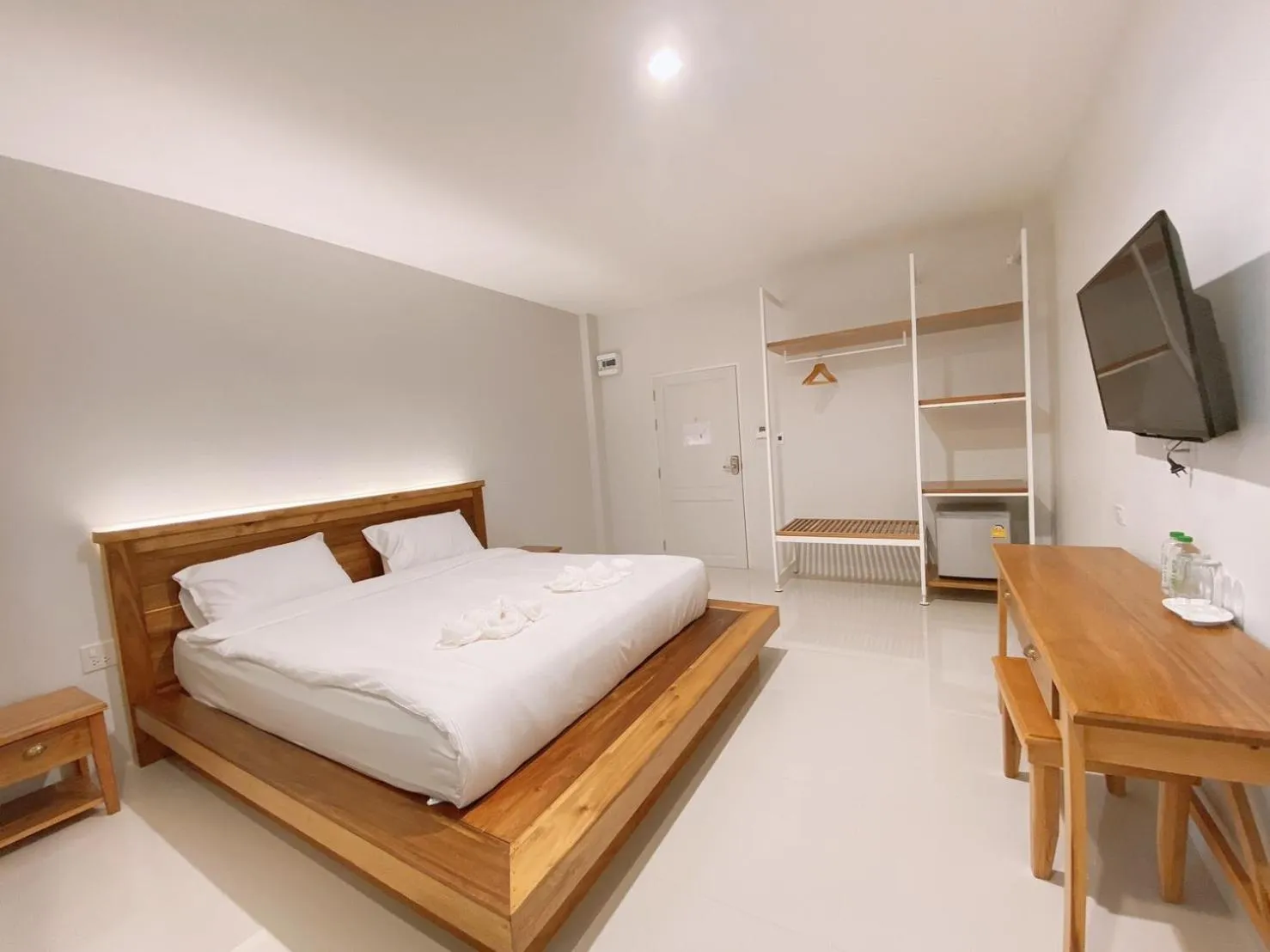 Photo of the whole room, Bed in Greenish Hotel