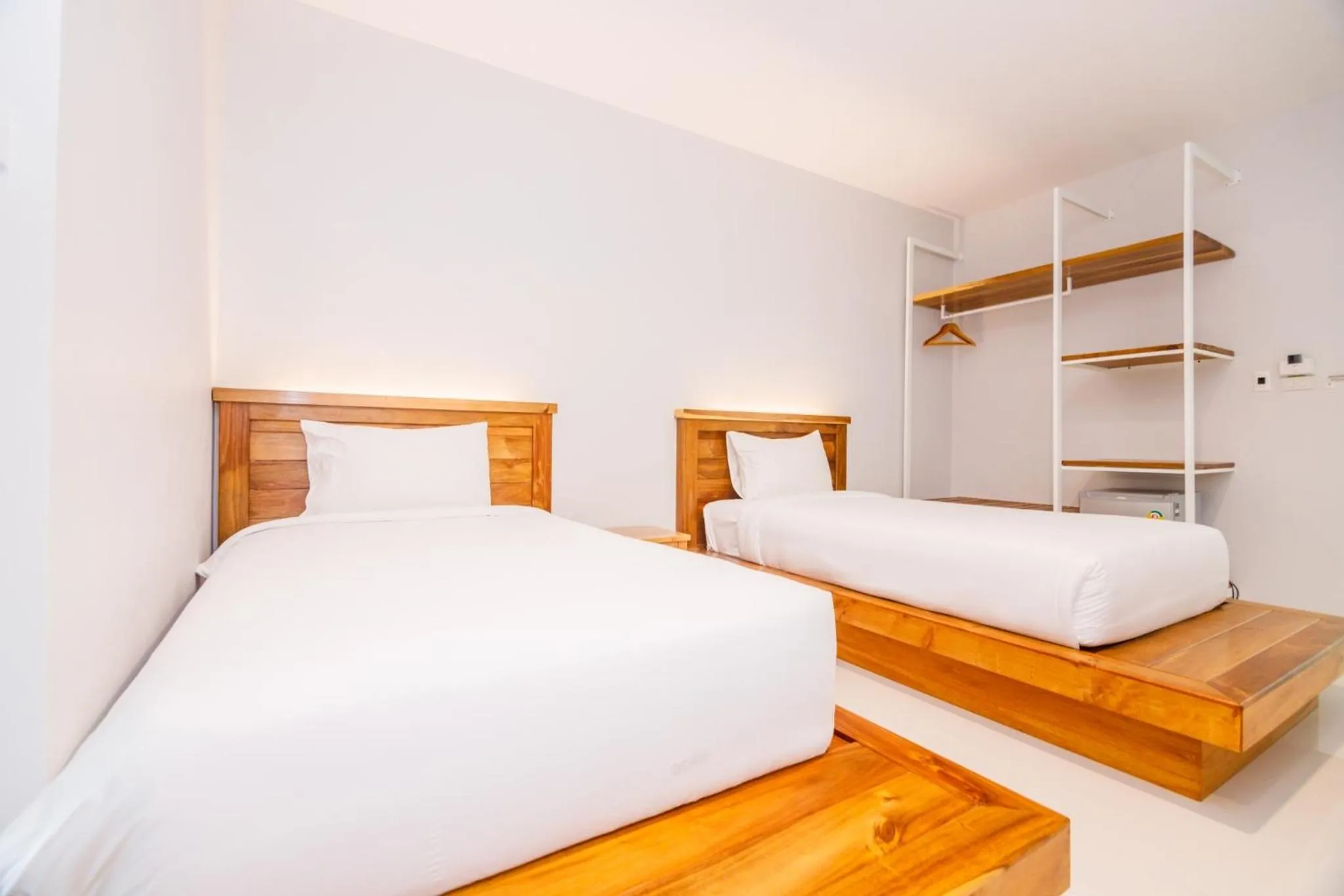 Photo of the whole room, Bed in Greenish Hotel