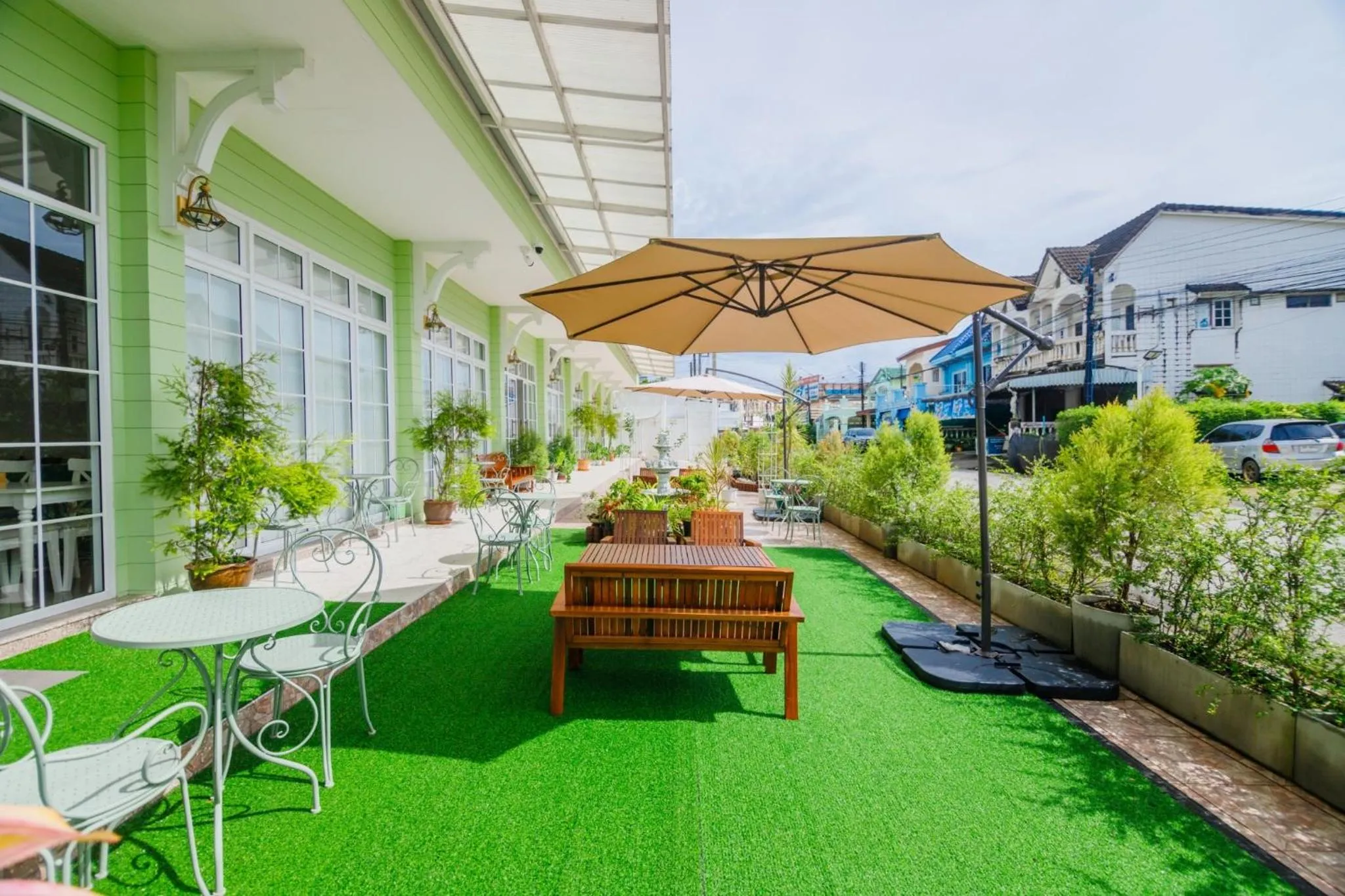 Facade/entrance in Greenish Hotel