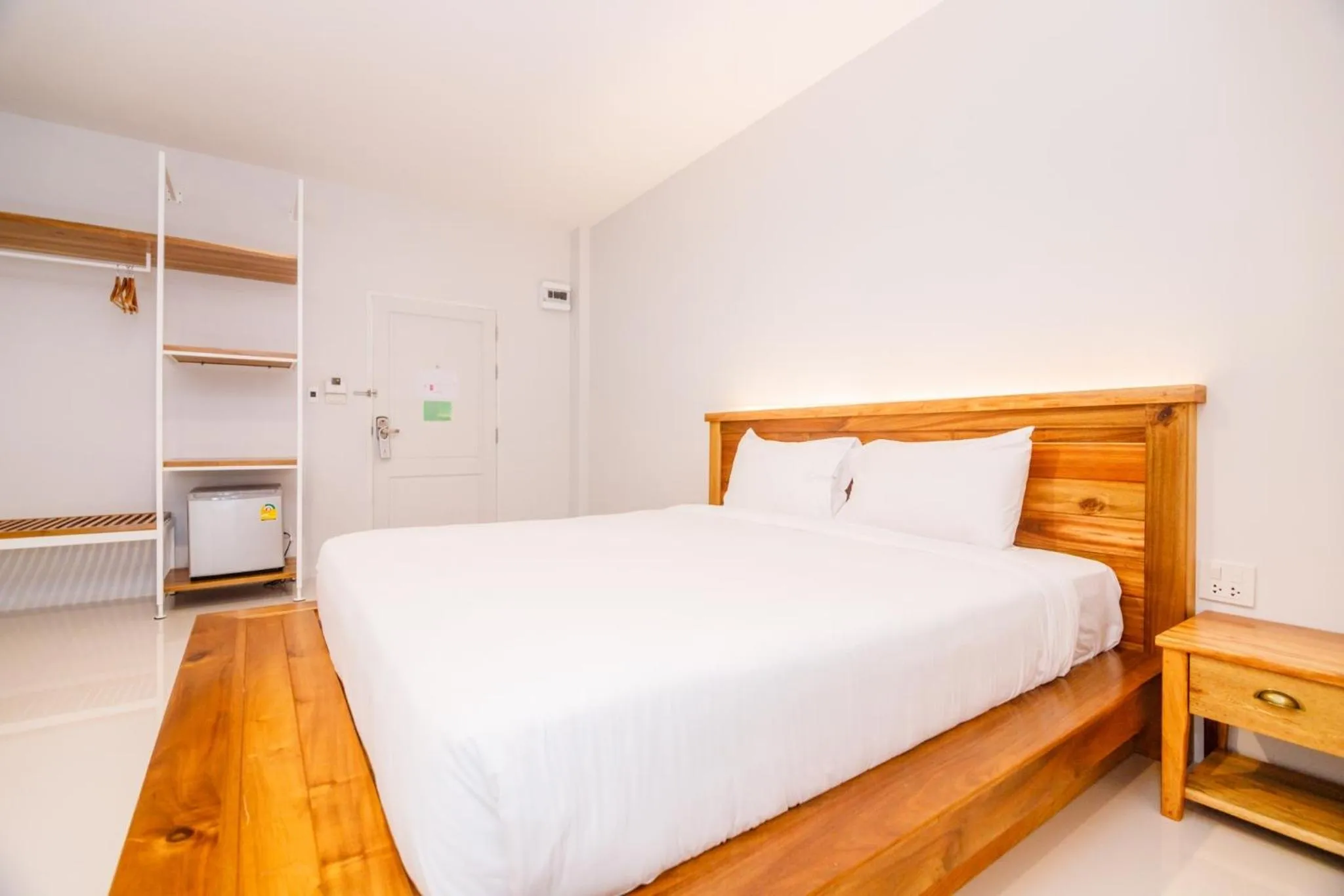 Photo of the whole room, Bed in Greenish Hotel