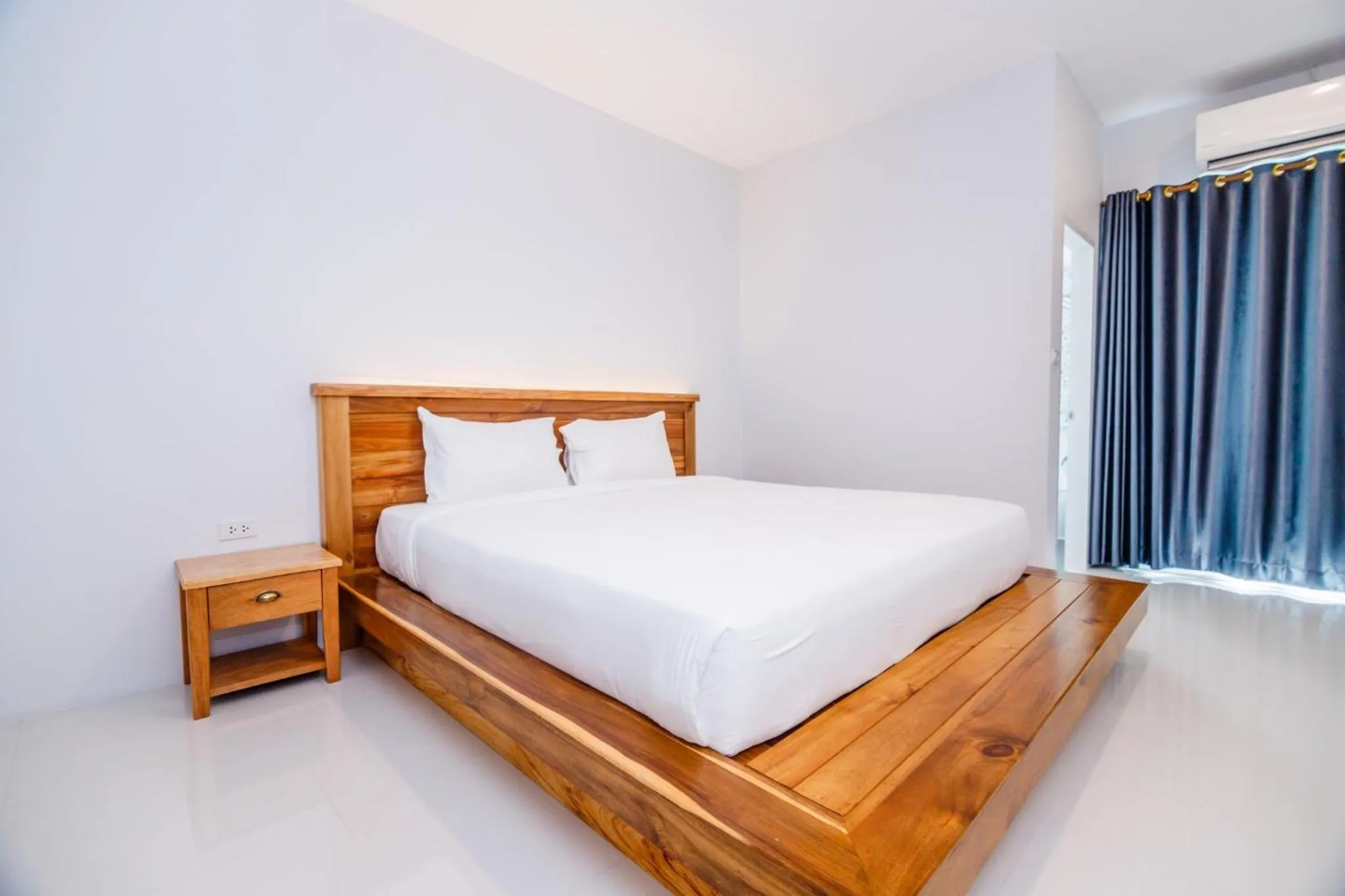 Photo of the whole room, Bed in Greenish Hotel